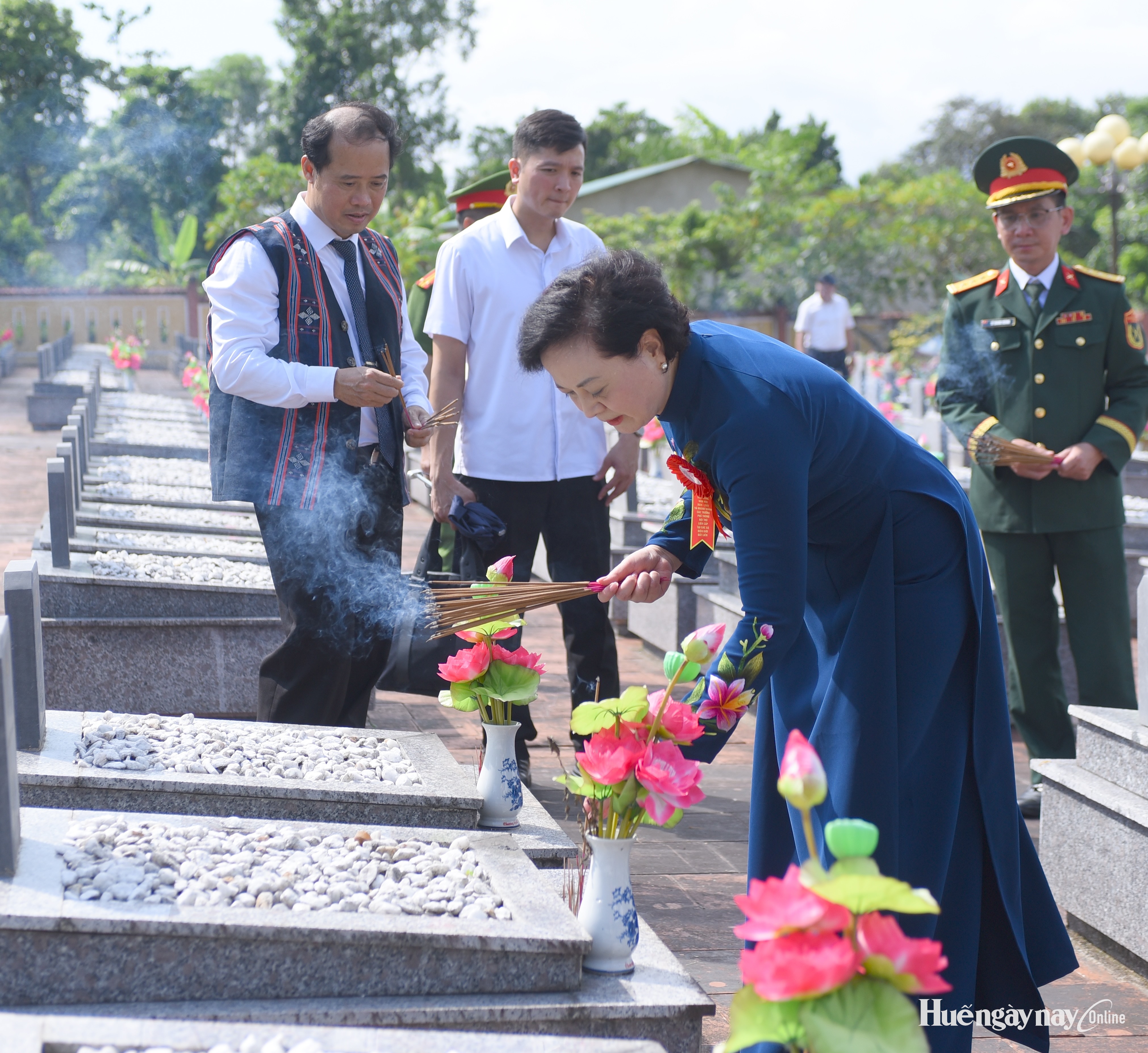 Phó Thủ tướng Phạm Thị Thanh Trà tưởng niệm các anh hùng liệt sĩ tại Nghĩa trang A Lưới