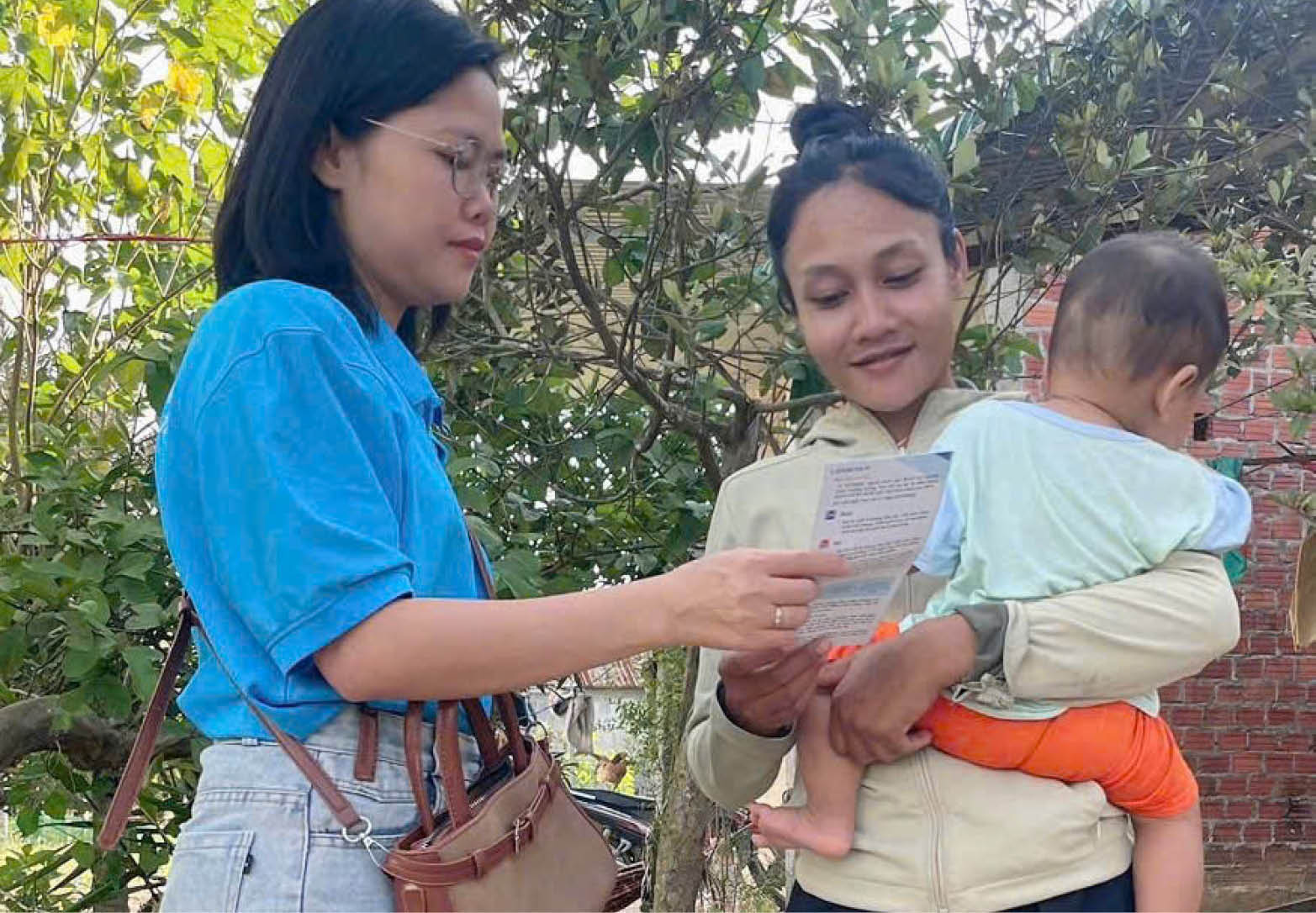 Đi xa để chính sách đến gần