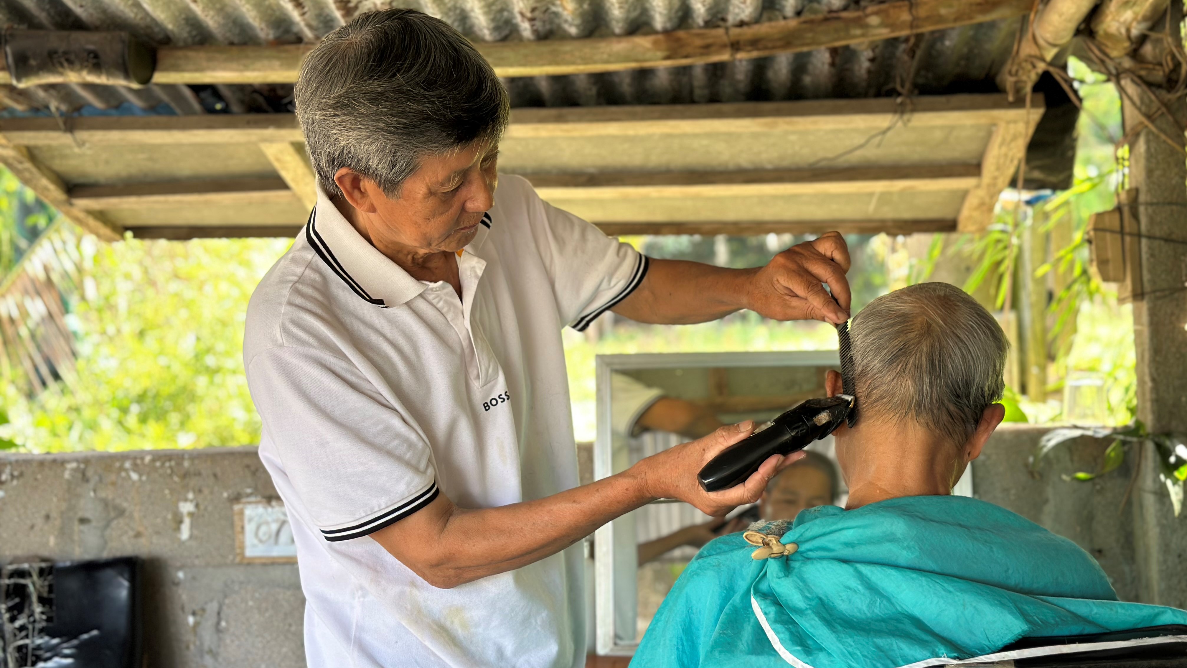 Nửa thế kỷ giữ nghề cắt tóc