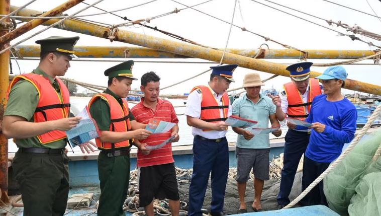 Ngăn chặn khai thác hải sản bất hợp pháp từ sớm, từ xa