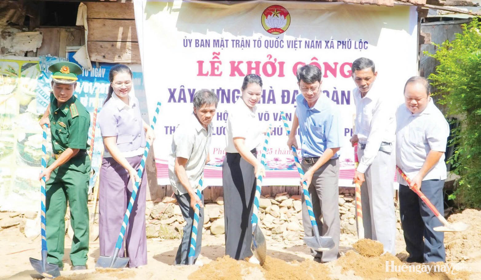 Xây nhà Đại đoàn kết cho người nghèo