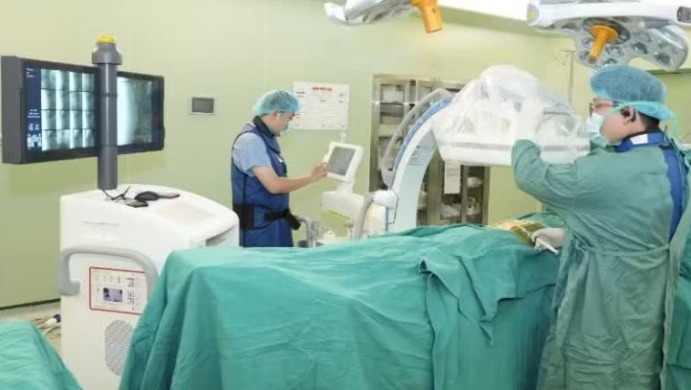 Xử lý dự án chậm tiến độ, bảo đảm chăm sóc toàn diện sức khỏe nhân dân