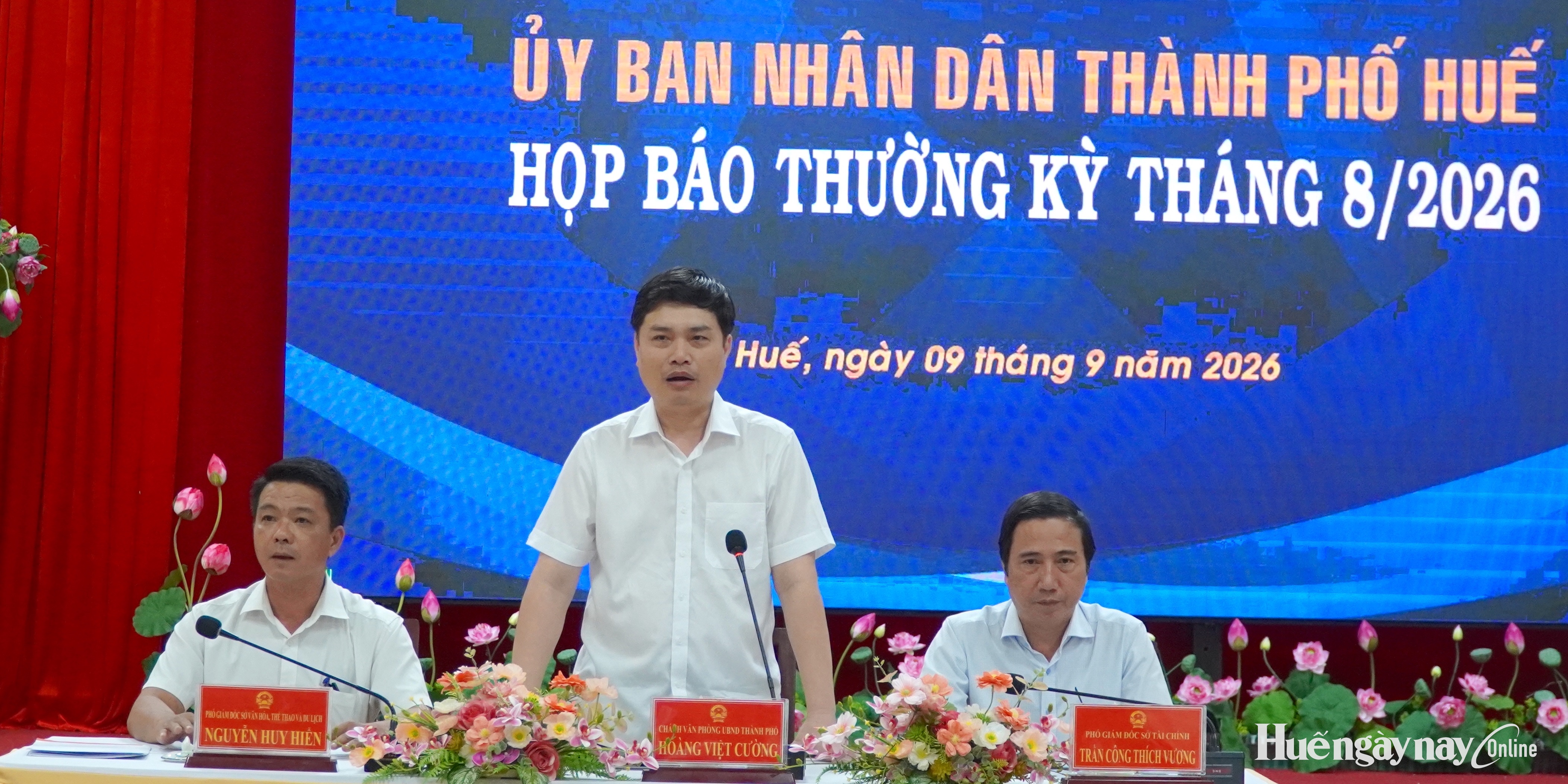 Báo chí đặt nhiều câu hỏi về sách giáo khoa, giải phóng mặt bằng