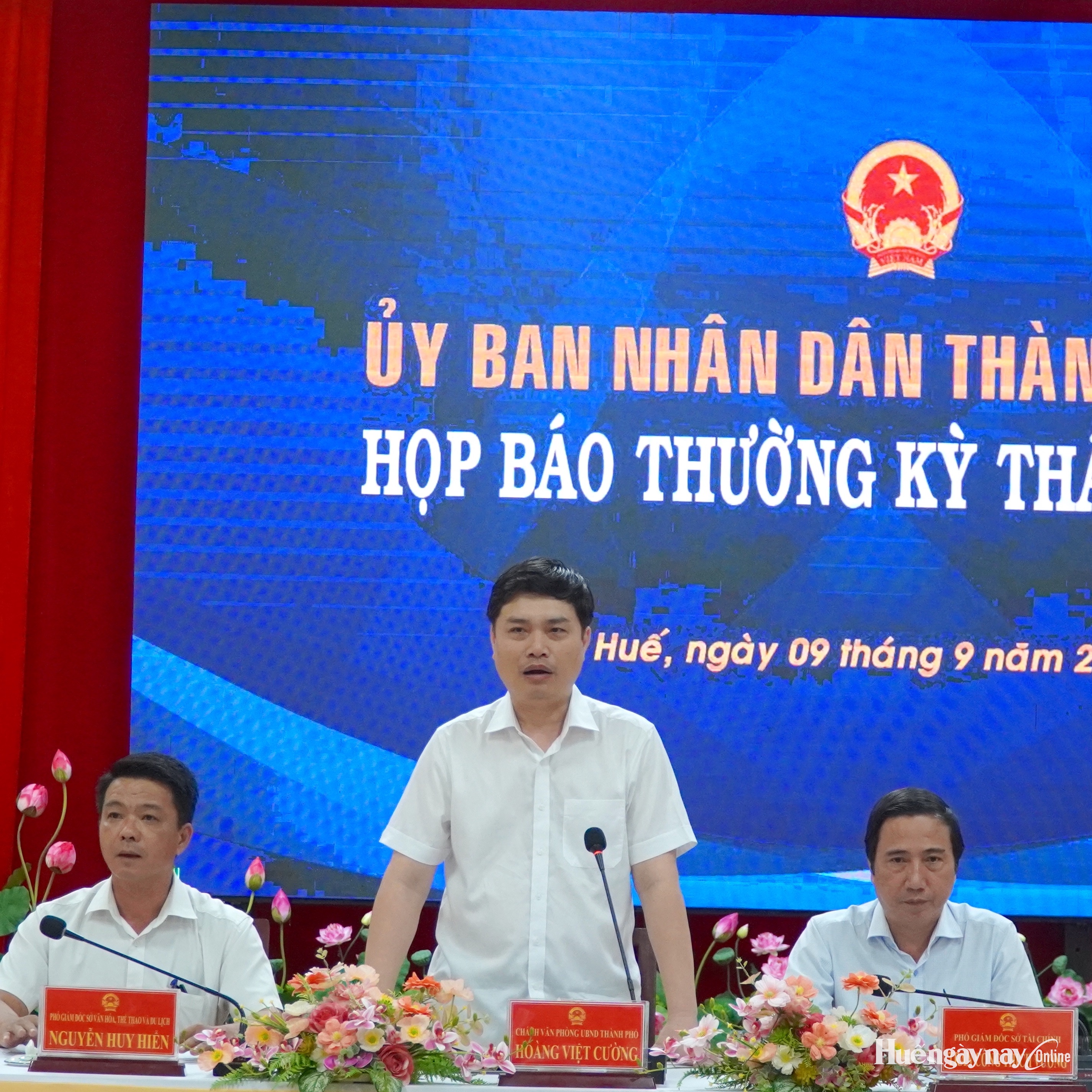 Báo chí đặt nhiều câu hỏi về sách giáo khoa, giải phóng mặt bằng
