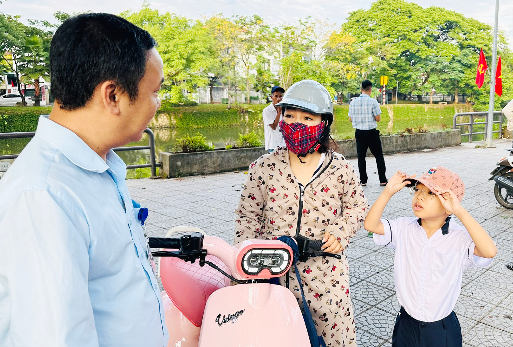 Cổng trường thông thoáng, học sinh an toàn