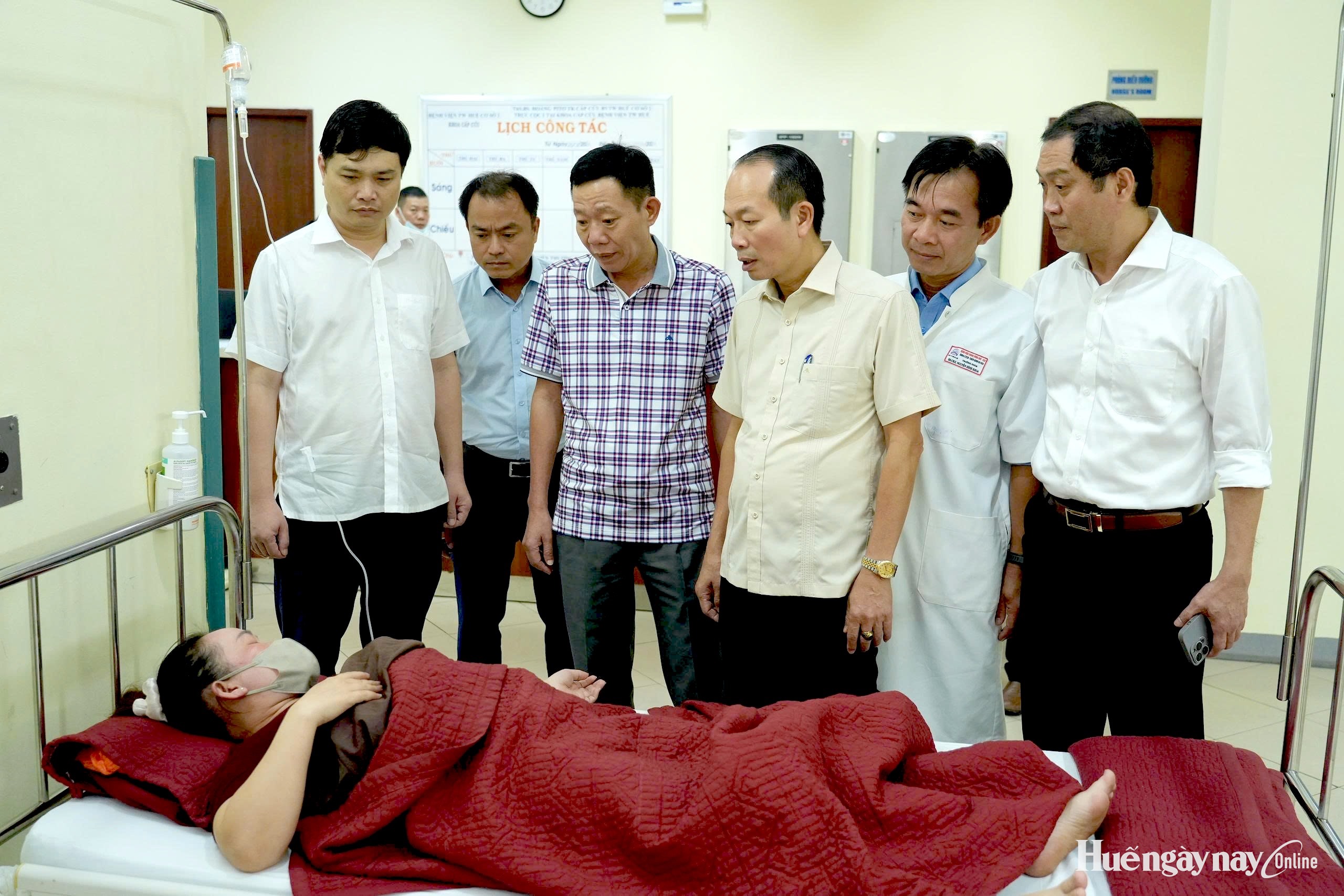 Lãnh đạo thành phố thăm công nhân nghi ngộ độc thực phẩm tại Công ty Scavi Huế