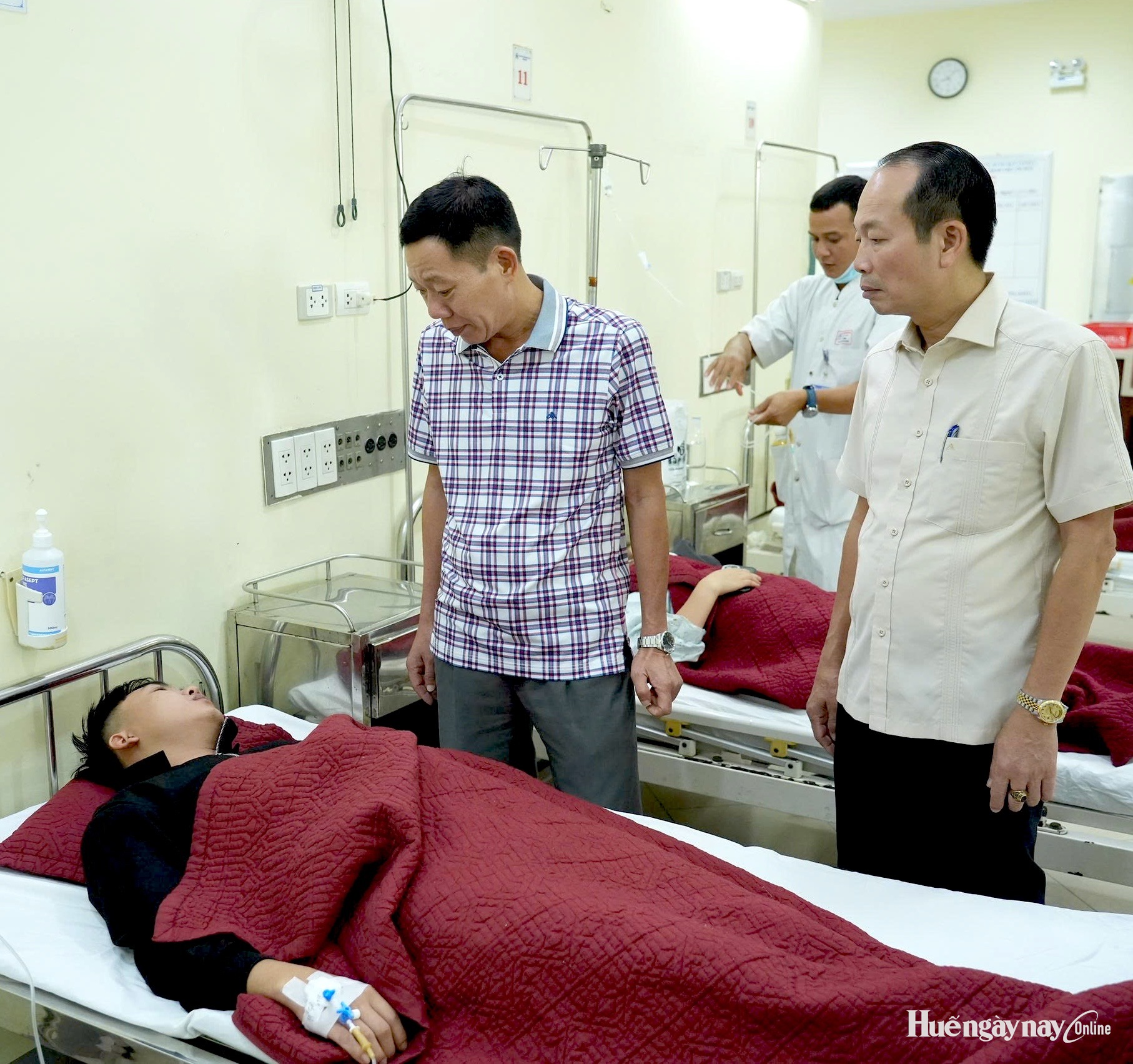 Lãnh đạo thành phố thăm công nhân nghi ngộ độc thực phẩm tại Công ty Scavi Huế