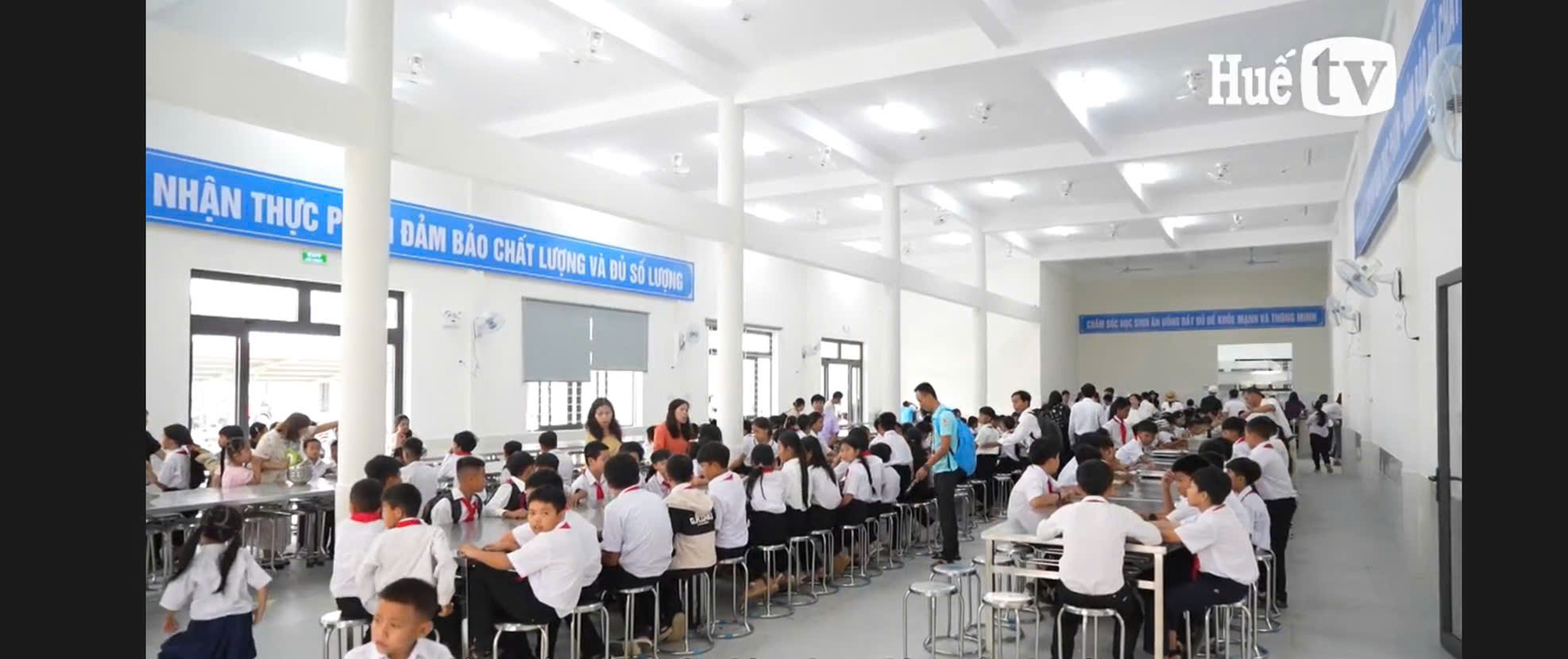 Bữa ăn bán trú đầu tiên của trẻ em vùng cao