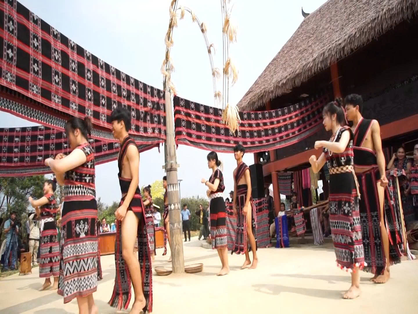 Điệu múa Târ-Nai dâng Thần Dzèng của người Tà Ôi