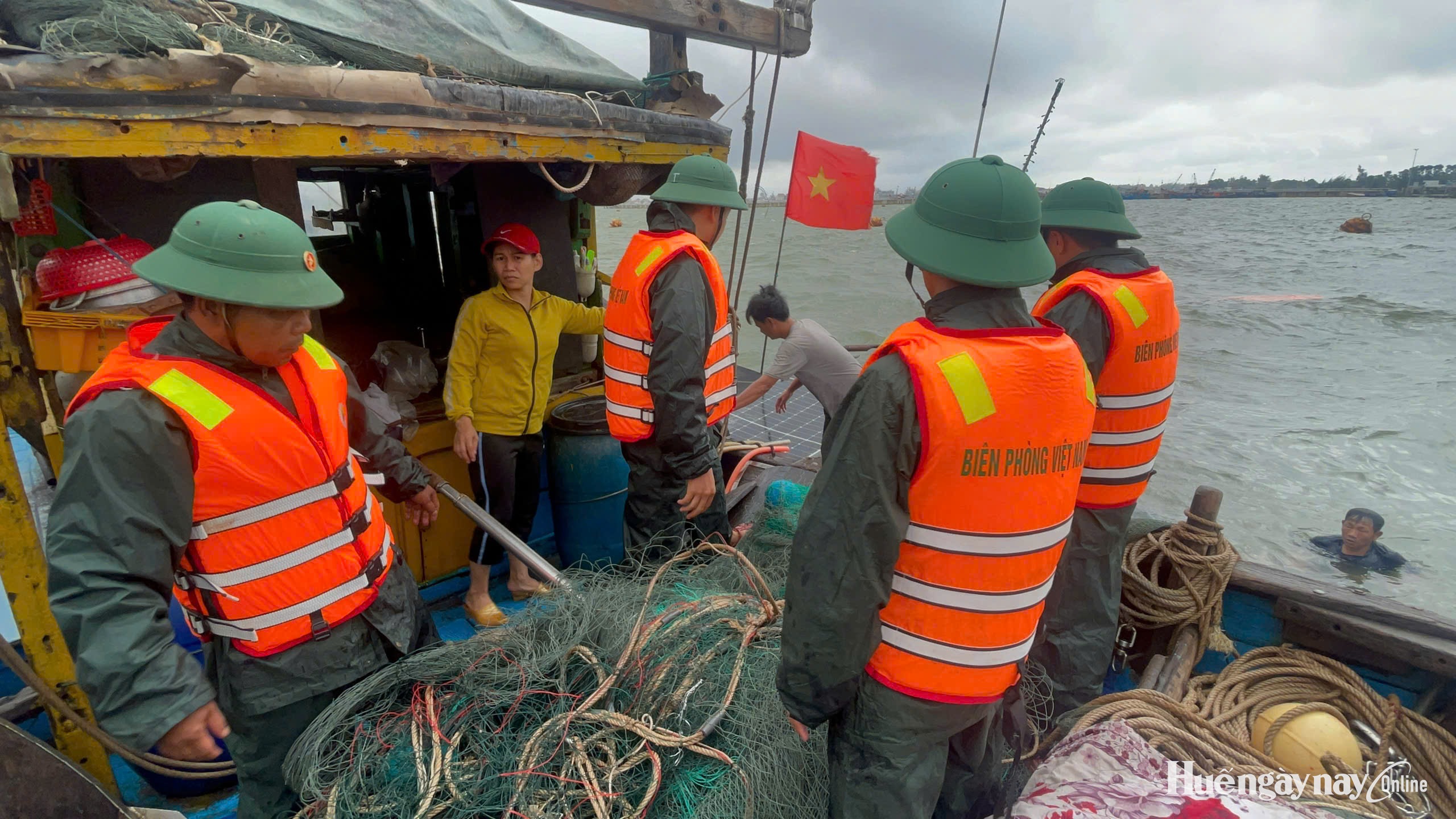 Cứu tài sản trên tàu cá của ngư dân bị chìm
