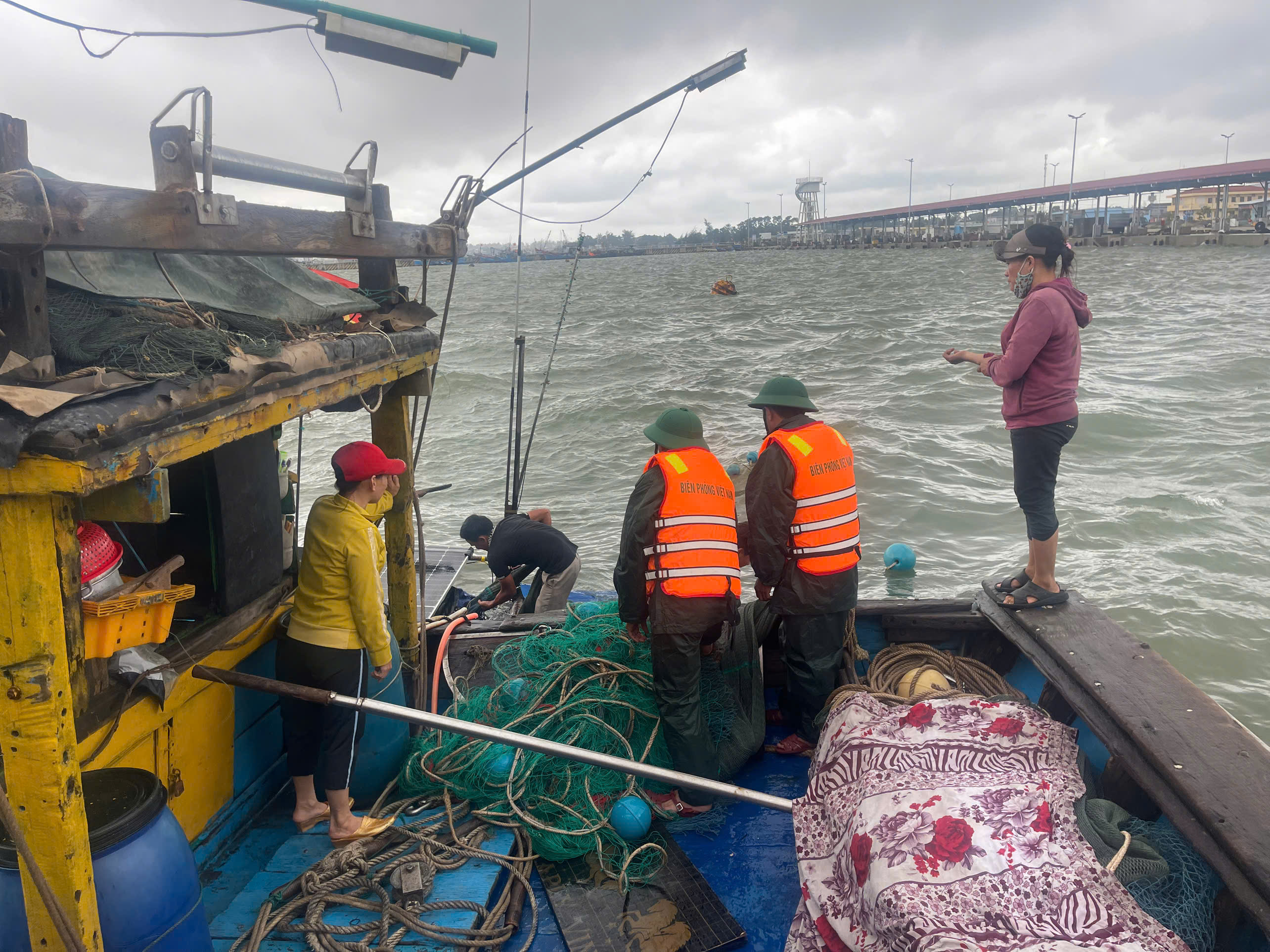 Cứu tài sản trên tàu cá của ngư dân bị chìm