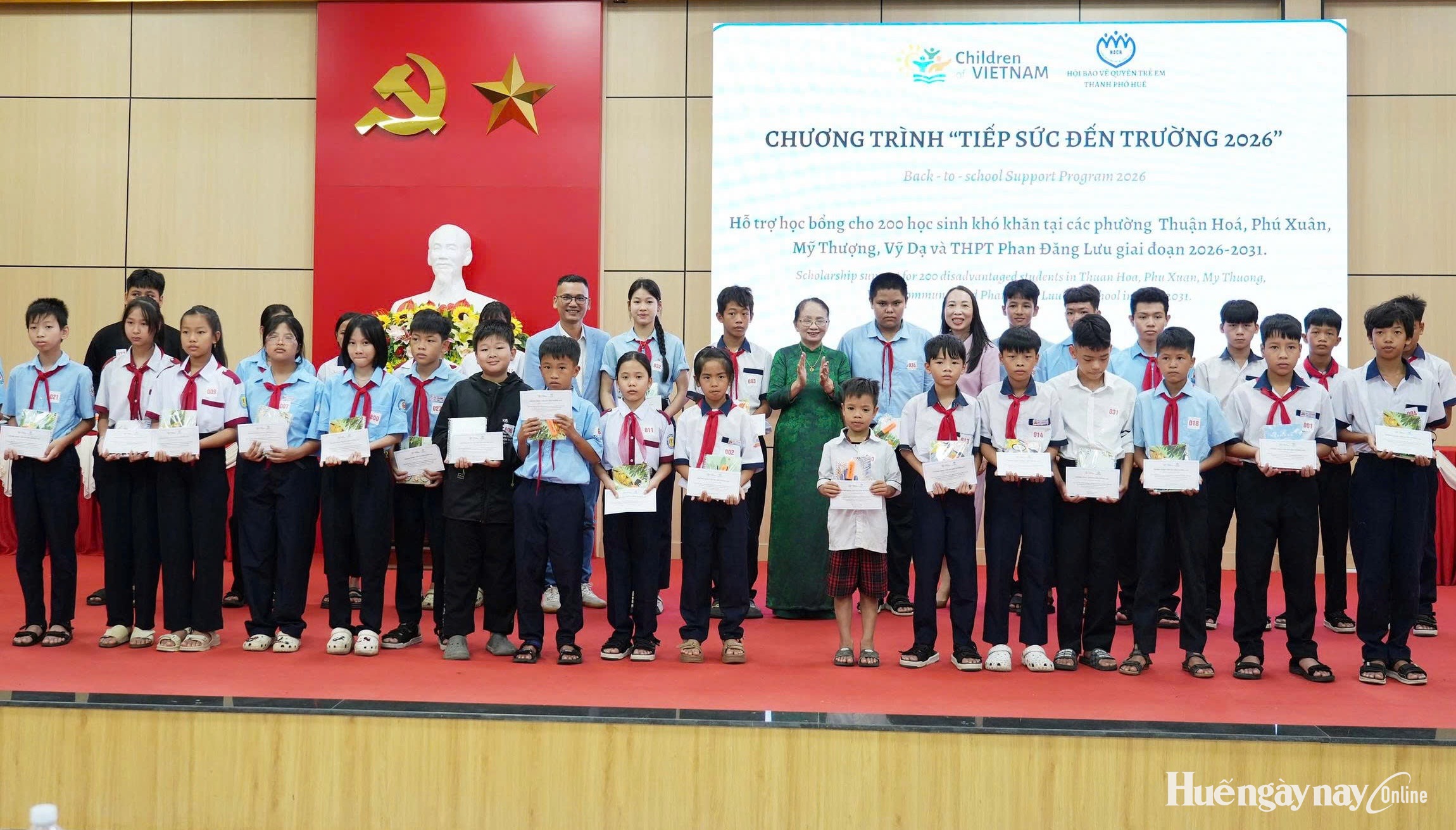 Trao 200 suất học bổng tiếp sức đến trường cho học sinh có hoàn cảnh khó khăn