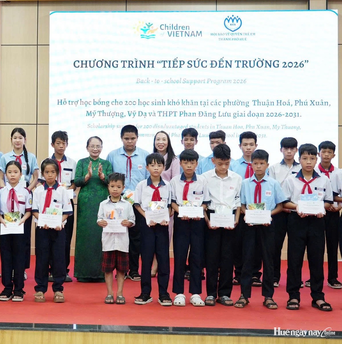 Trao 200 suất học bổng tiếp sức đến trường cho học sinh có hoàn cảnh khó khăn