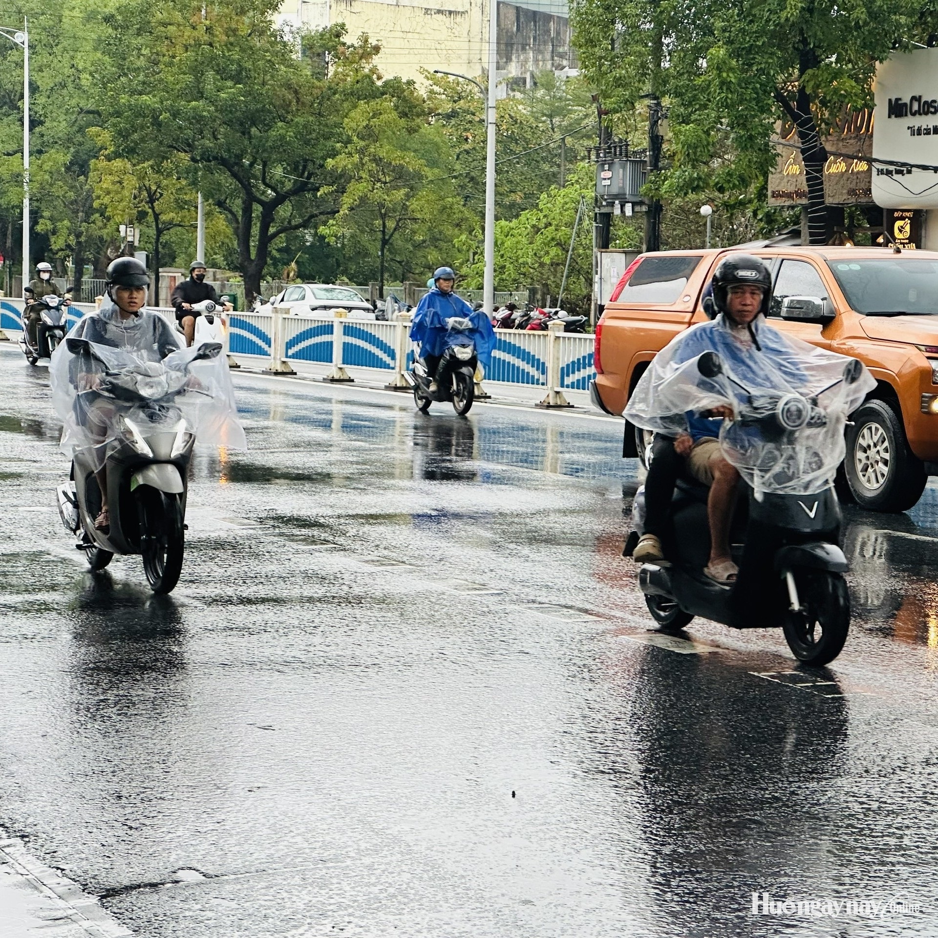 Áp thấp nhiệt đới di chuyển lên phía trên vĩ tuyến 17, qua khu vực TP Huế, mưa có xu hướng giảm dần