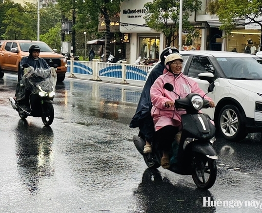 Cảnh báo dông lốc, sét và mưa lớn cục bộ