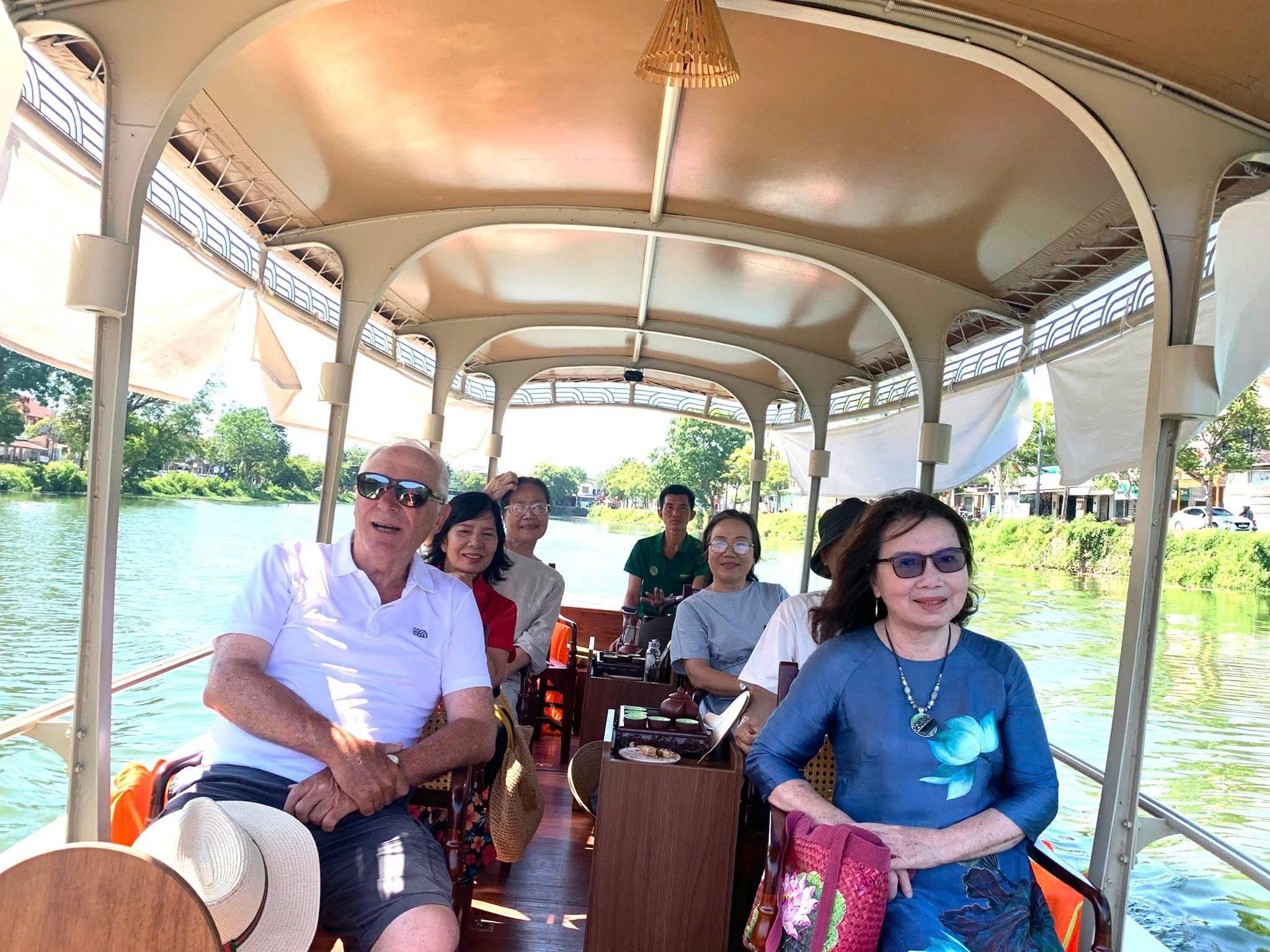 Ngắm Huế “trên xe, dưới thuyền”