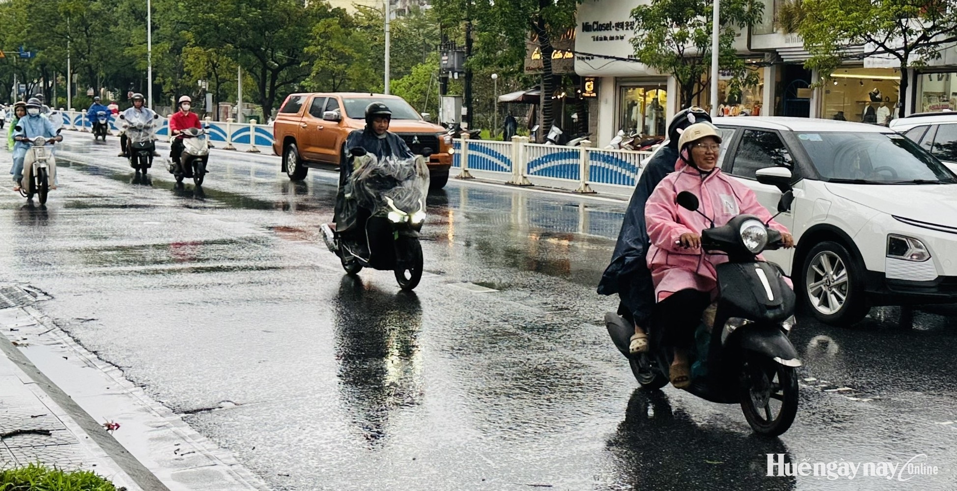 Cảnh báo dông lốc, sét và mưa lớn cục bộ