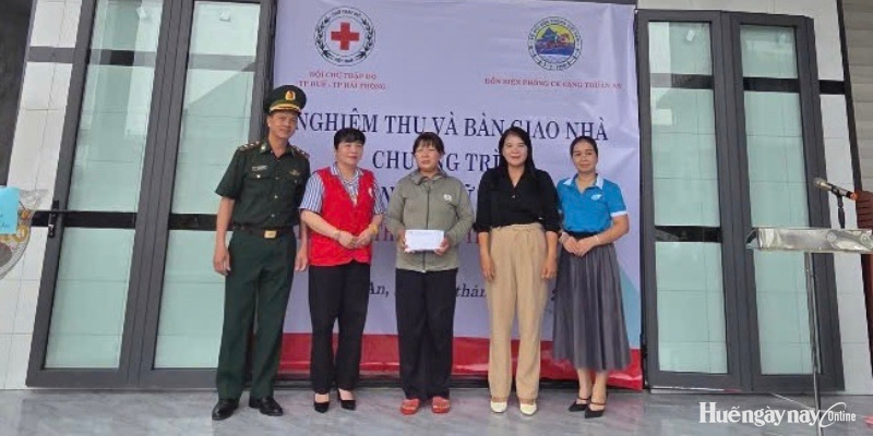 Bàn giao “Xây nhà Chữ thập đỏ” tại phường Thuận An