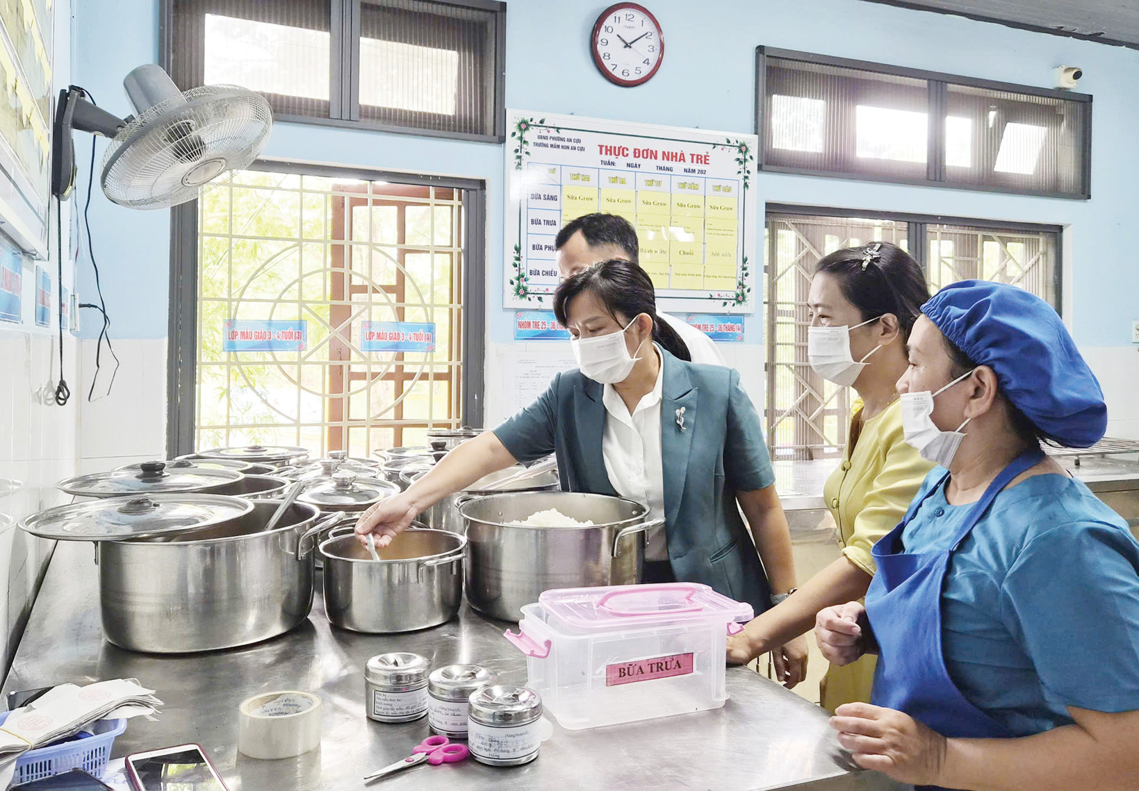 Kiểm tra đột xuất bữa ăn bán trú của học sinh