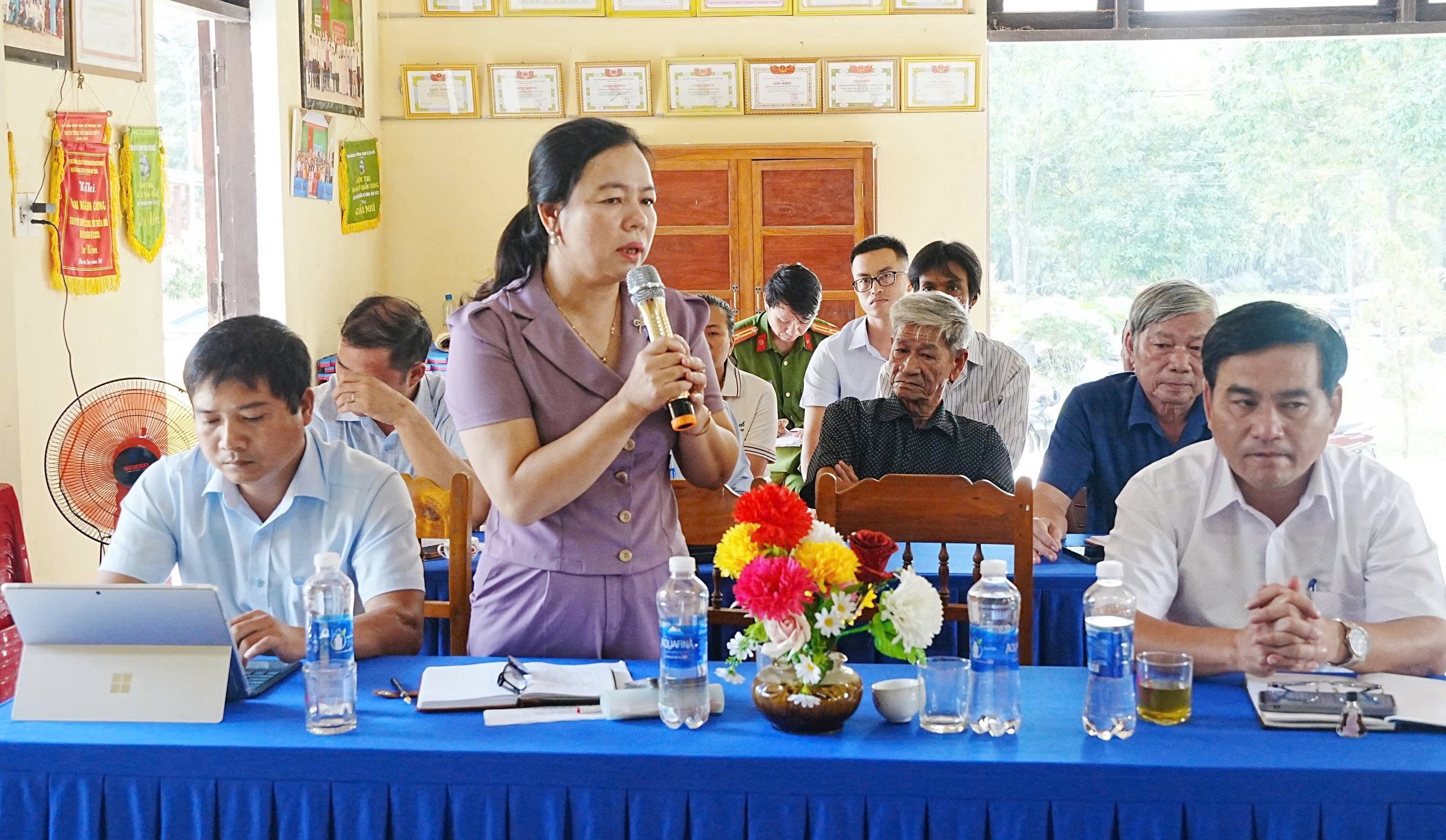 Lãnh đạo phường Phong Phú và Phong Thái tiếp dân, tháo gỡ khó khăn từ cơ sở