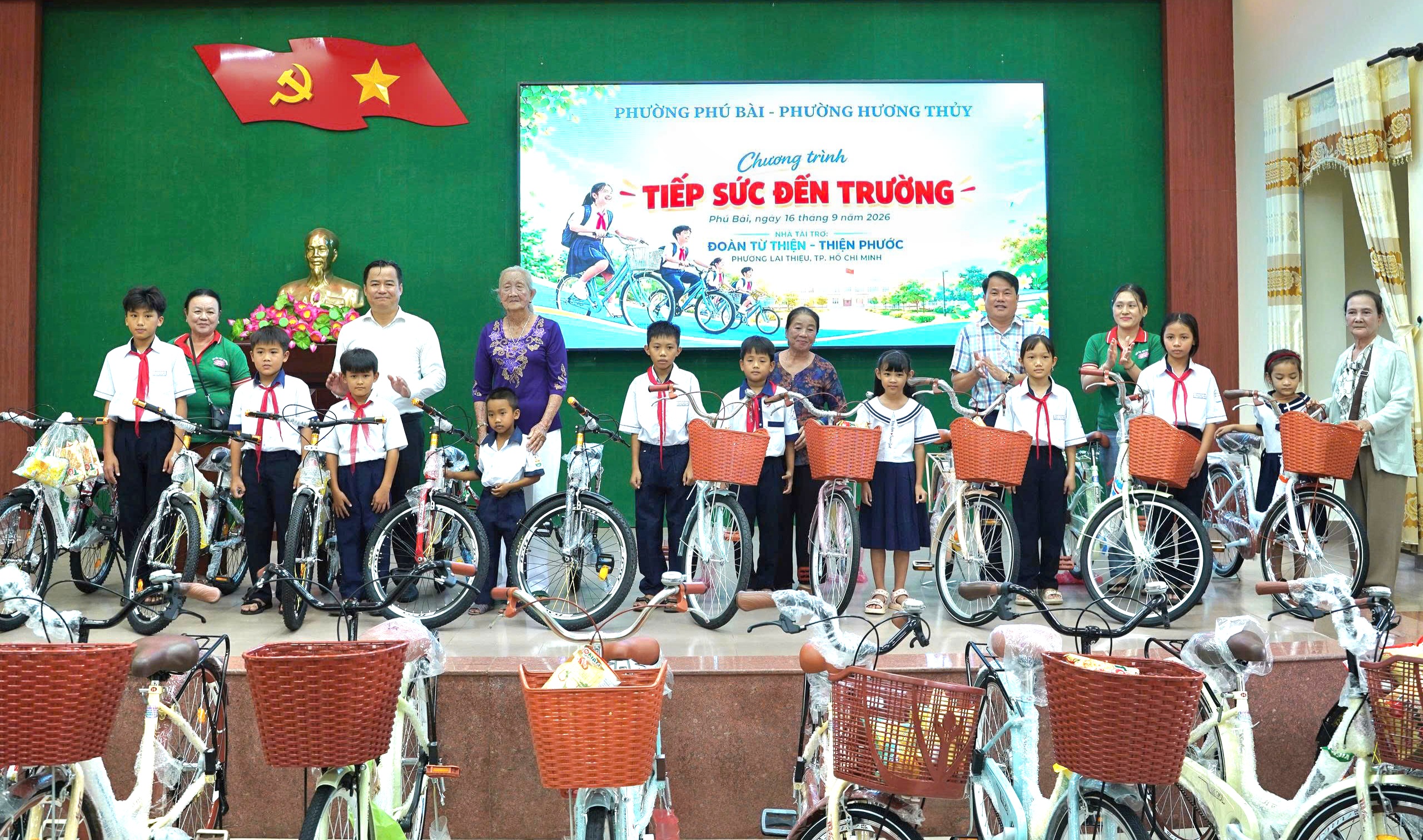 Trao tặng 50 xe đạp cho học sinh có hoàn cảnh khó khăn