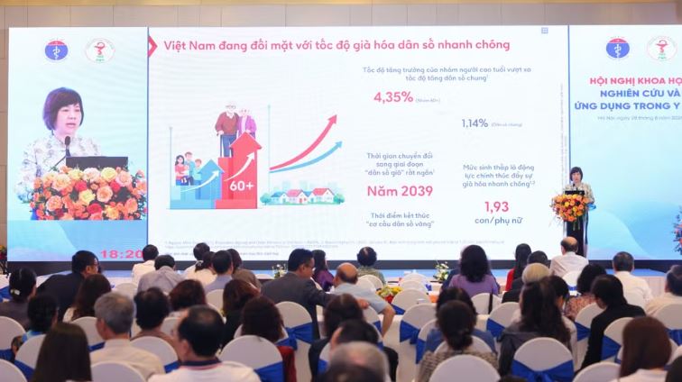 Cách tiếp cận mới trong ứng phó gánh nặng kép sức khỏe và già hóa dân số nhanh