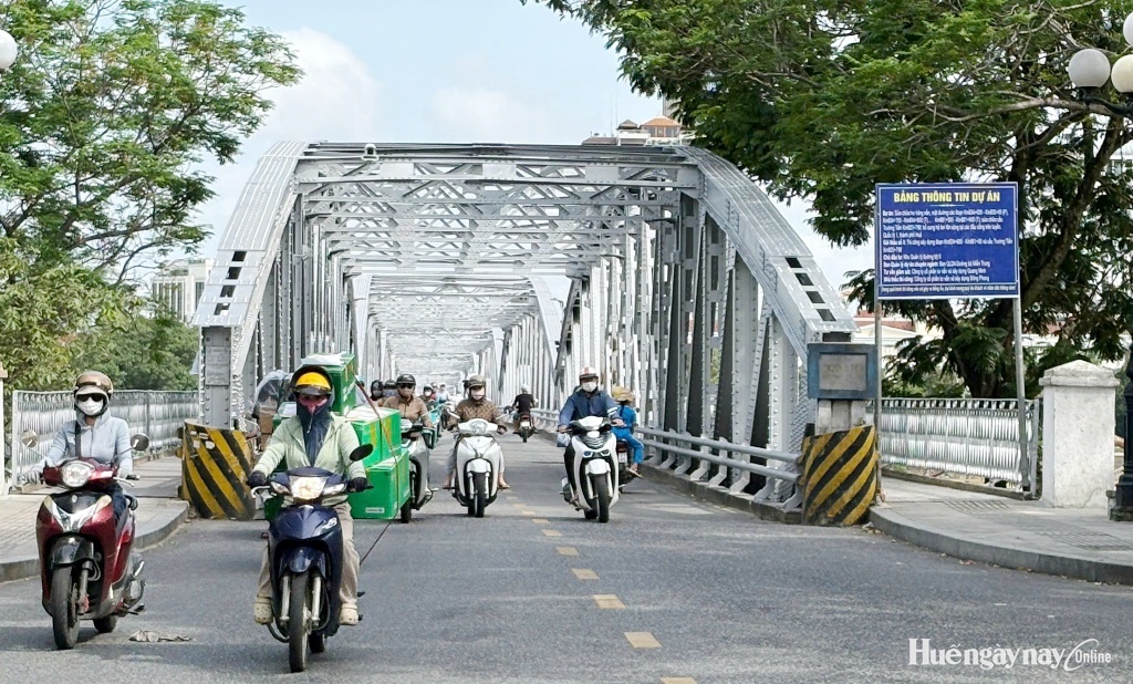 Trả lại Trường Tiền màu nhũ bạc