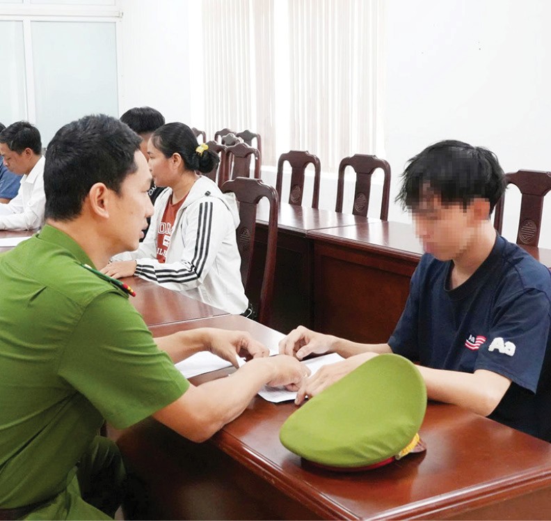 Để thanh, thiếu niên không lầm lỡ - Bài 1 Bước chân chệch hướng