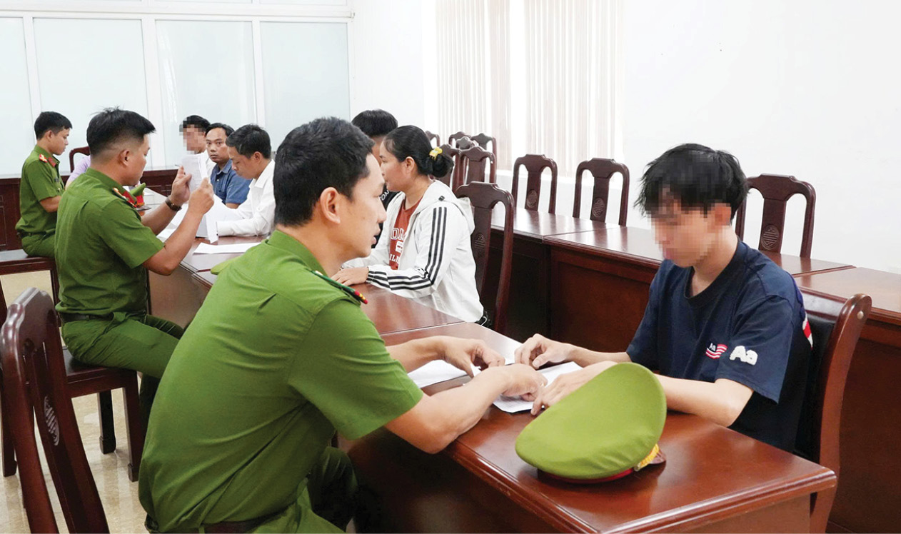 Để thanh, thiếu niên không lầm lỡ - Bài 1 Bước chân chệch hướng