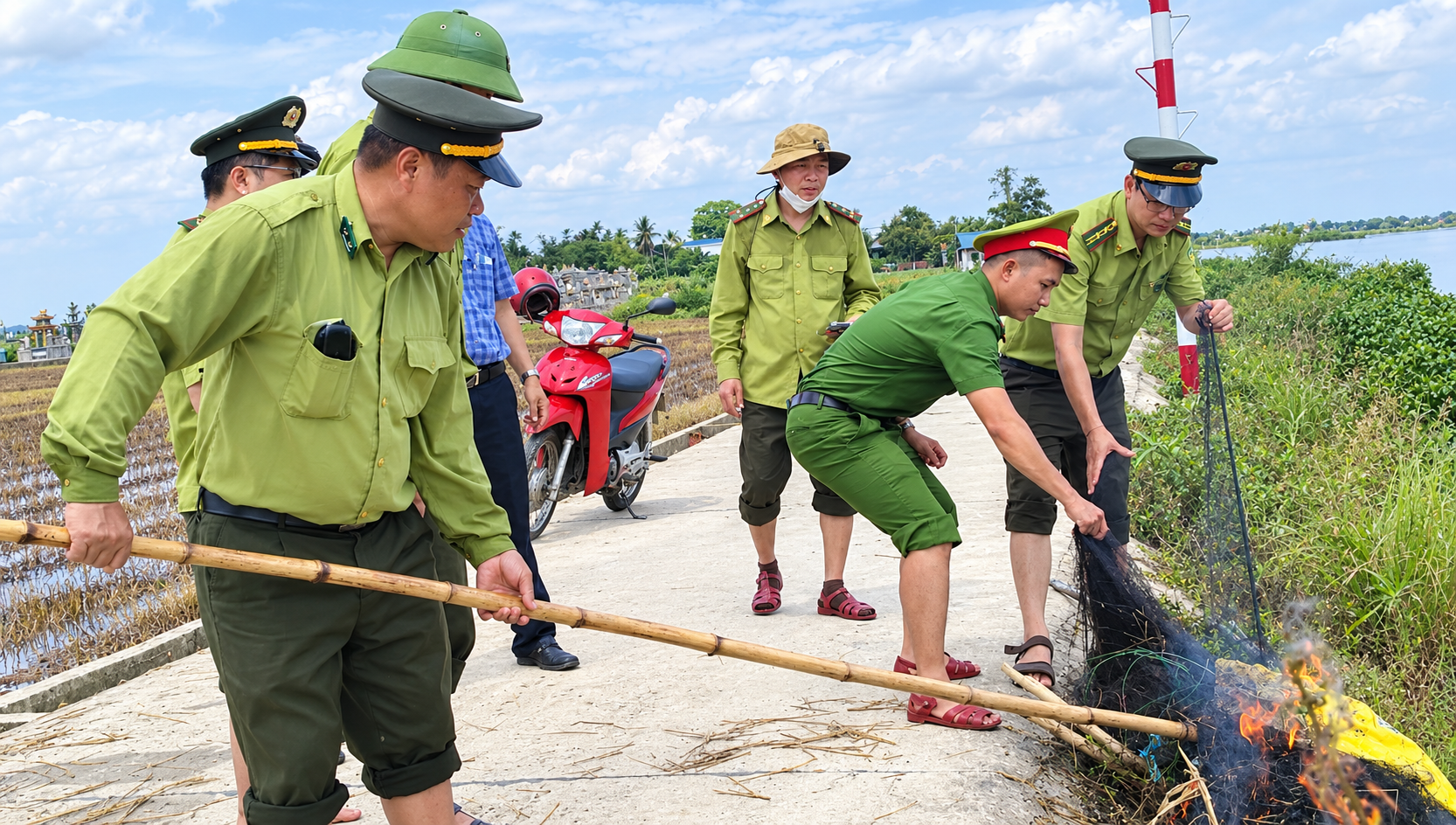 Hương Thủy tháo gỡ 900m lưới, 60 cọc tre giăng, bắt chim trời