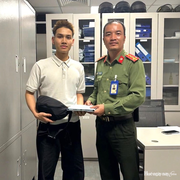 Trao trả tài sản trị giá 50 triệu đồng cho hành khách để quên tại sân bay