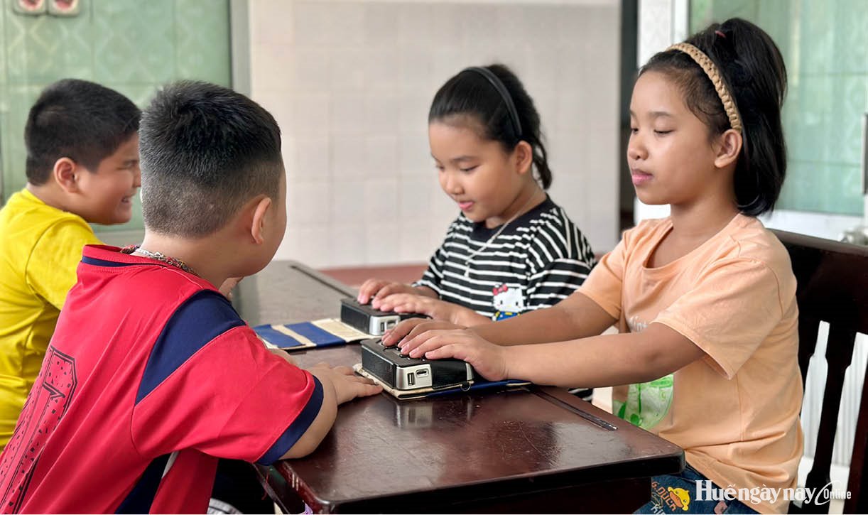 Chắp cánh đến trường cho học sinh khiếm thị