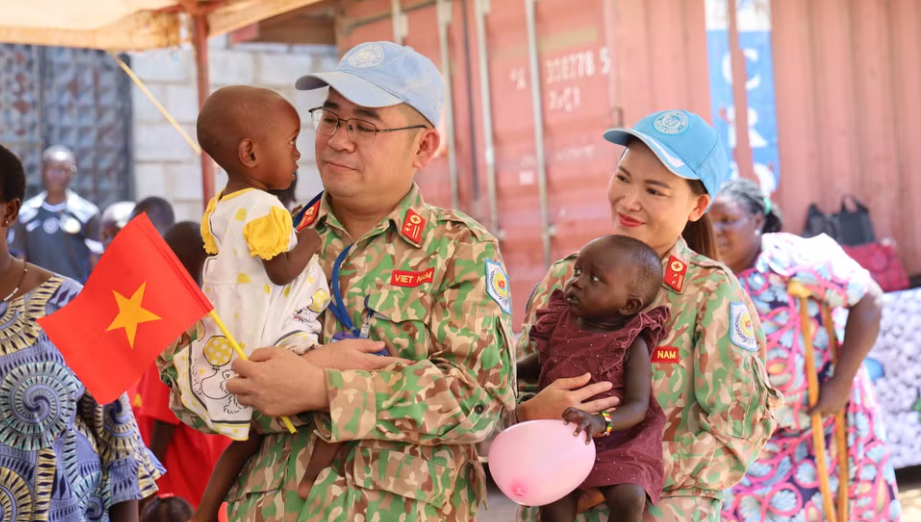 Lực lượng mũ nồi xanh Việt Nam chia sẻ khó khăn với trẻ em ở Nam Sudan