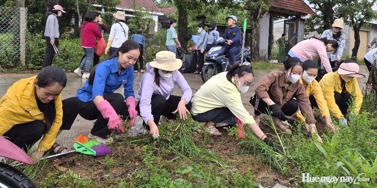 Phú Bài ra quân vệ sinh môi trường hưởng ứng ngày Chủ nhật xanh