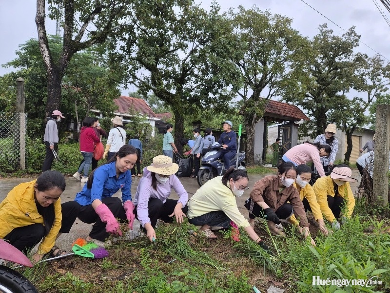 Phú Bài ra quân vệ sinh môi trường hưởng ứng ngày Chủ nhật xanh
