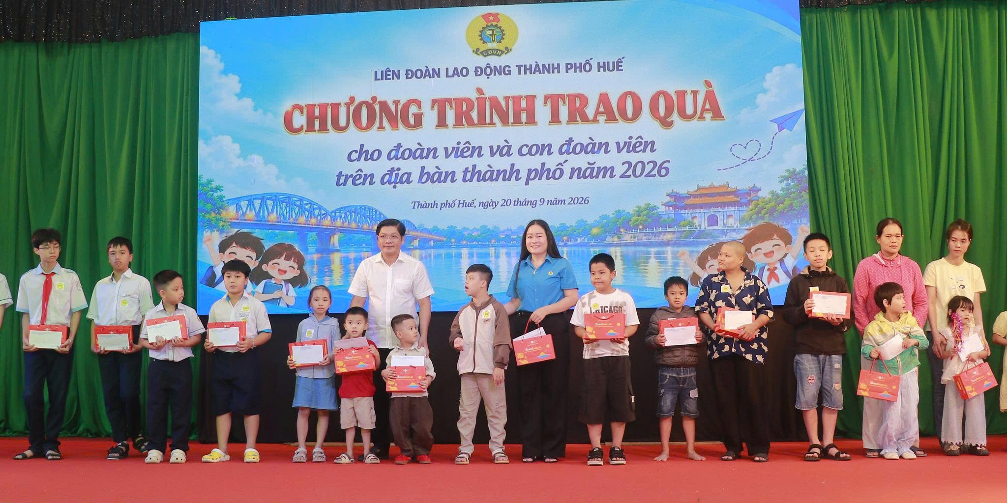 Trao gần 750 suất quà cho đoàn viên, con đoàn viên người lao động