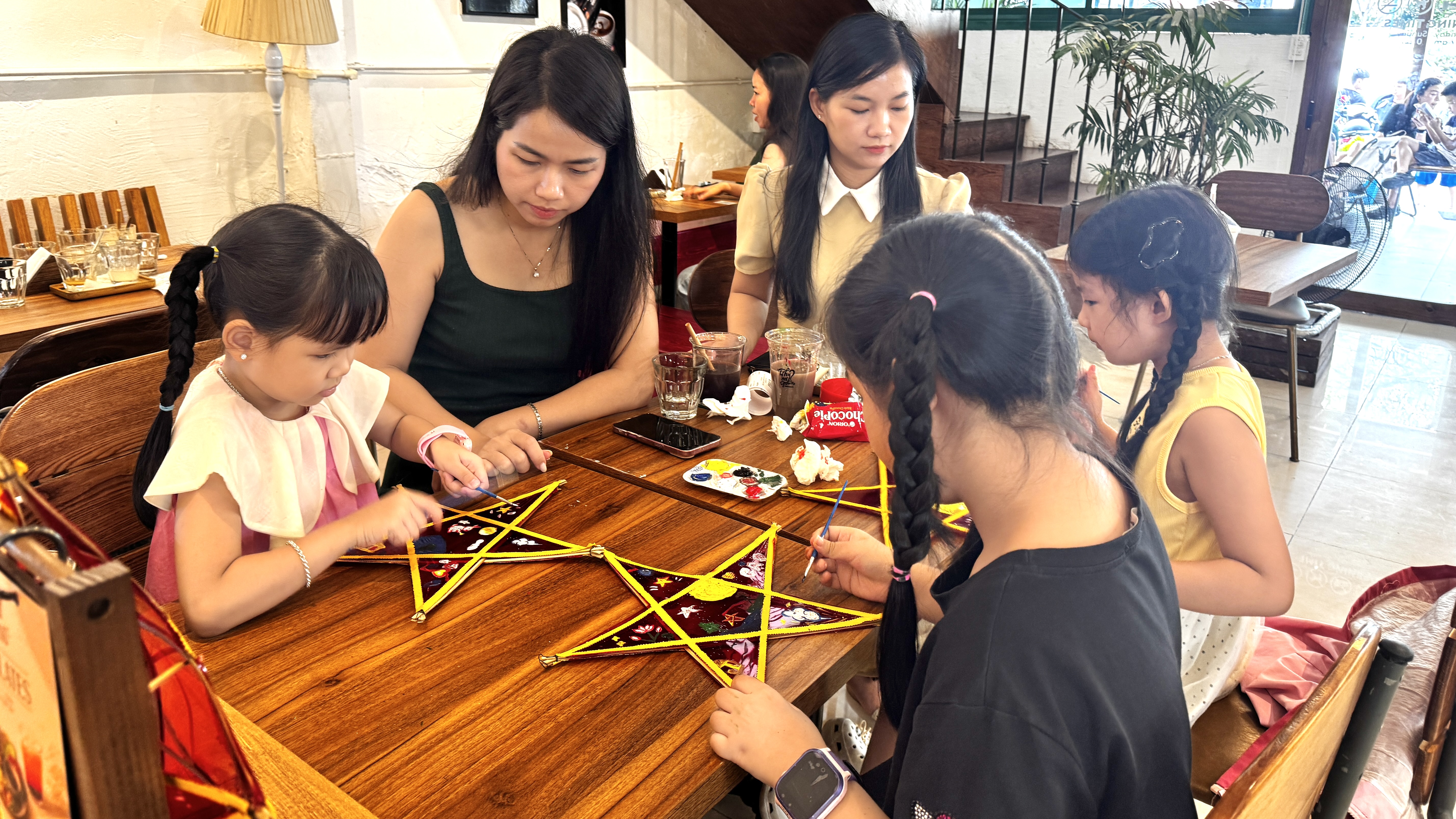 Tự tay vẽ mùa trăng tuổi thơ