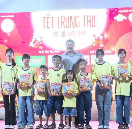 250 thiếu nhi có hoàn cảnh khó khăn tham gia “Vui hội trăng rằm”
