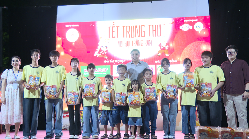 250 thiếu nhi có hoàn cảnh khó khăn tham gia “Vui hội trăng rằm”