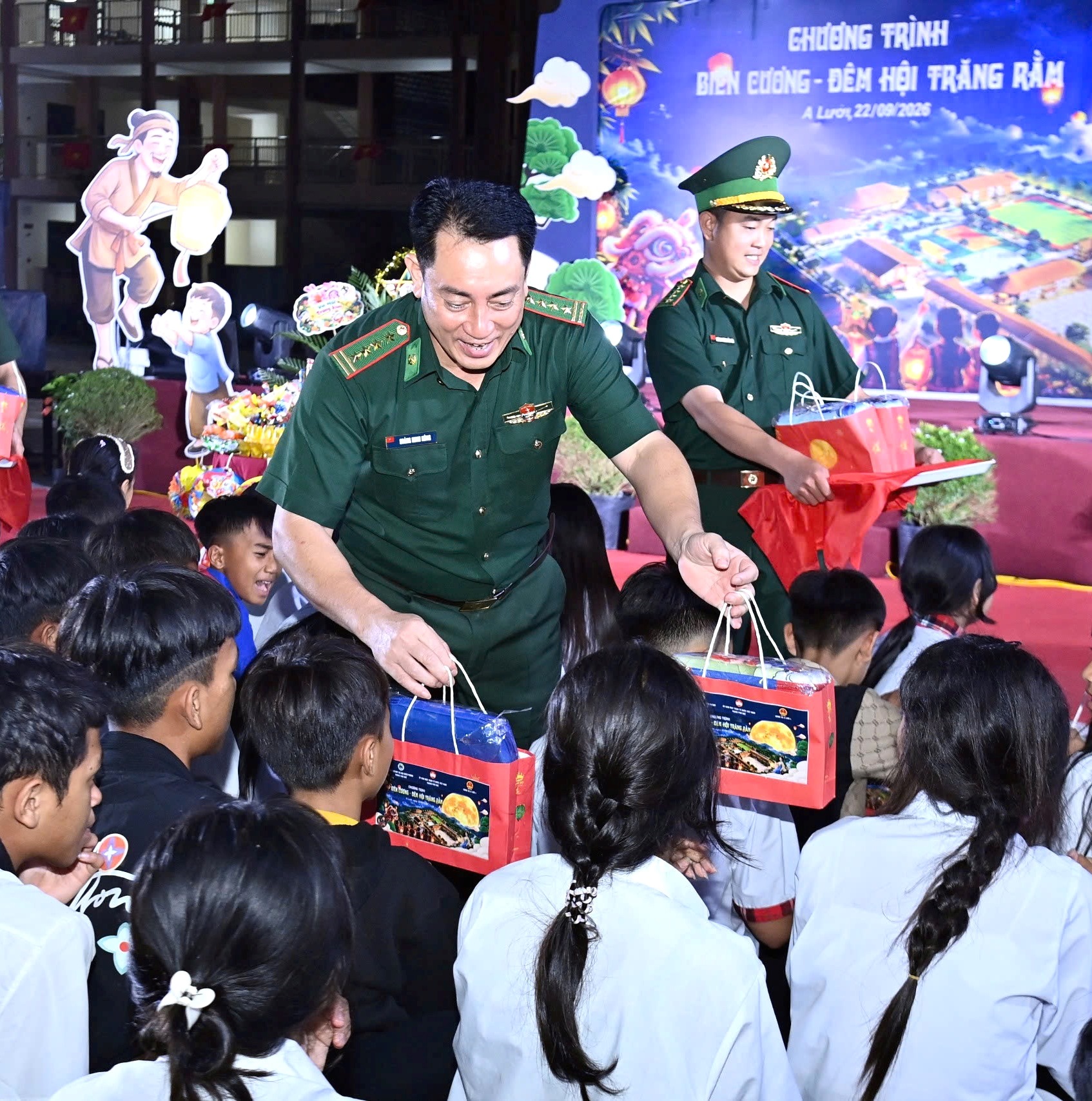 Ấm áp “Biên cương - Đêm hội Trăng rằm”