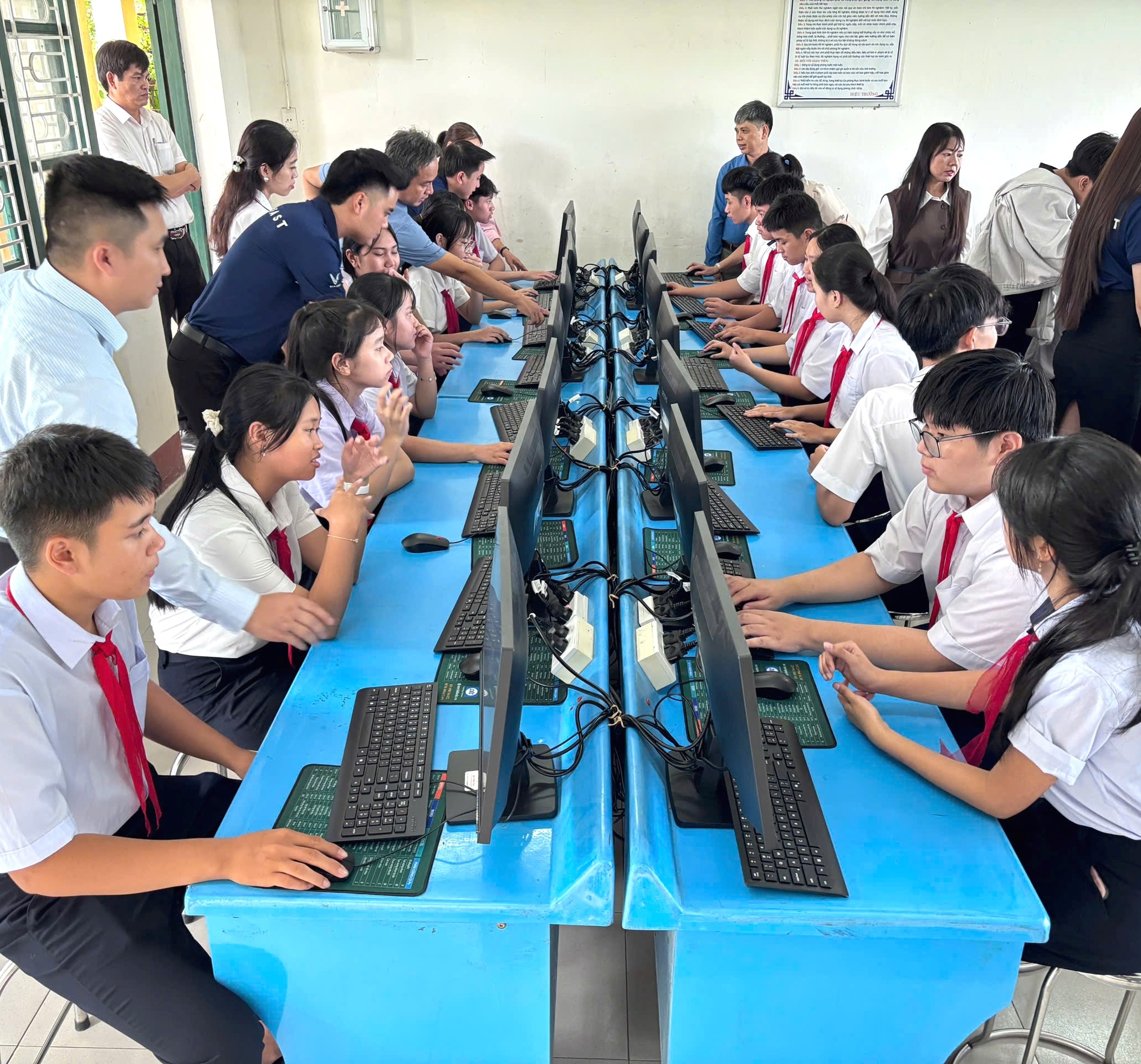 Trao tặng 171 bộ máy vi tính cho các trường học khó khăn