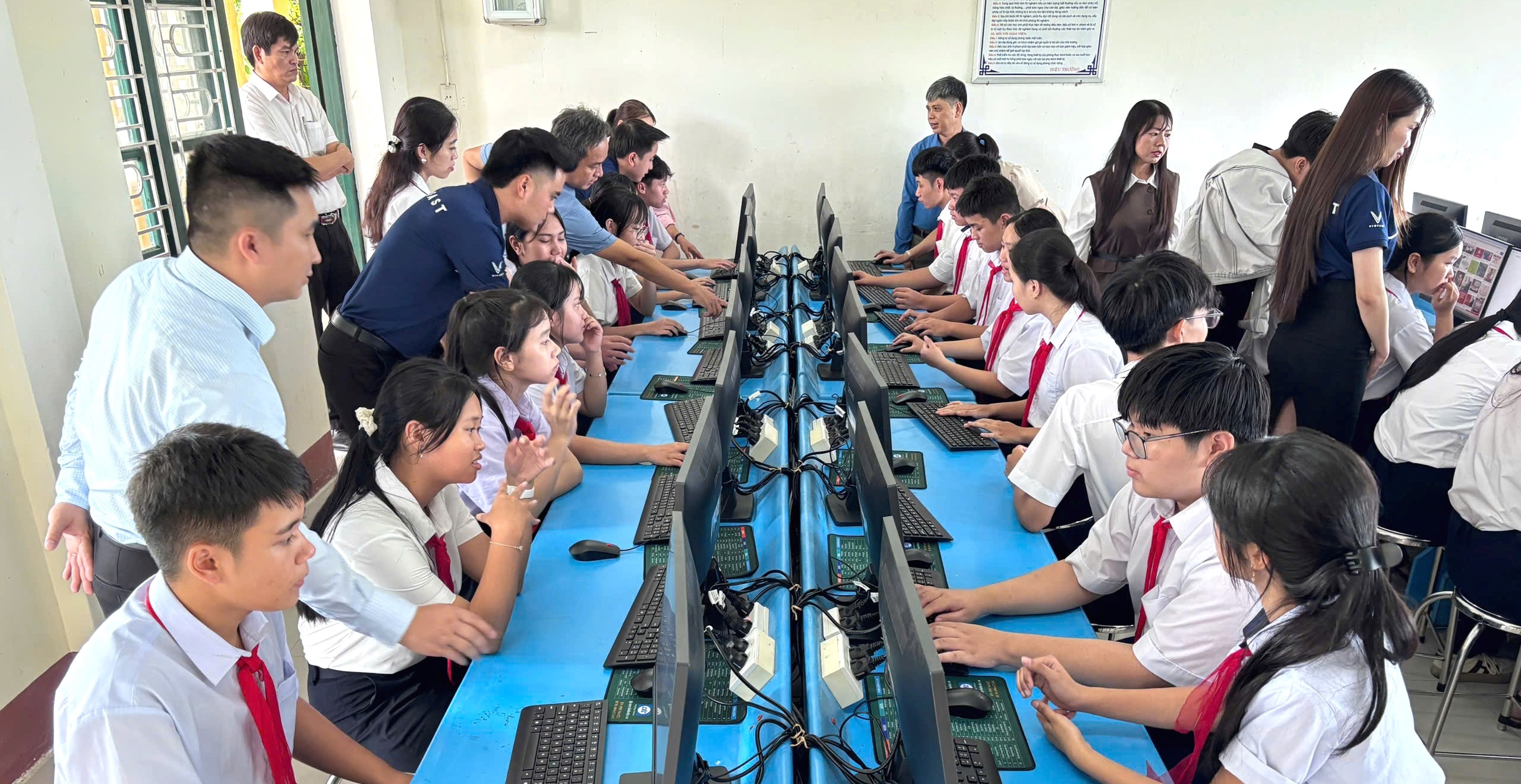 Trao tặng 171 bộ máy vi tính cho các trường học khó khăn