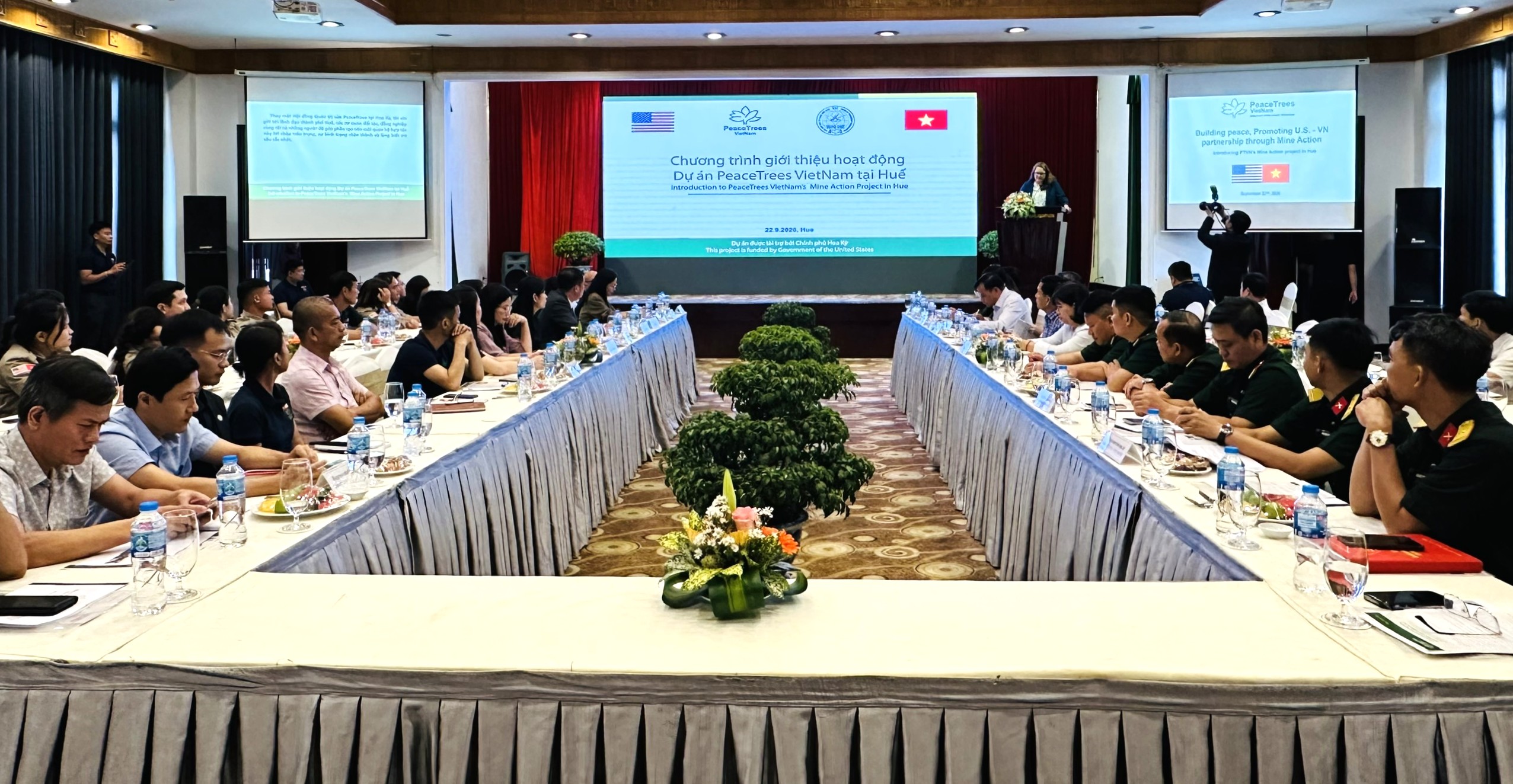Phối hợp khắc phục hậu quả bom mìn tại Huế