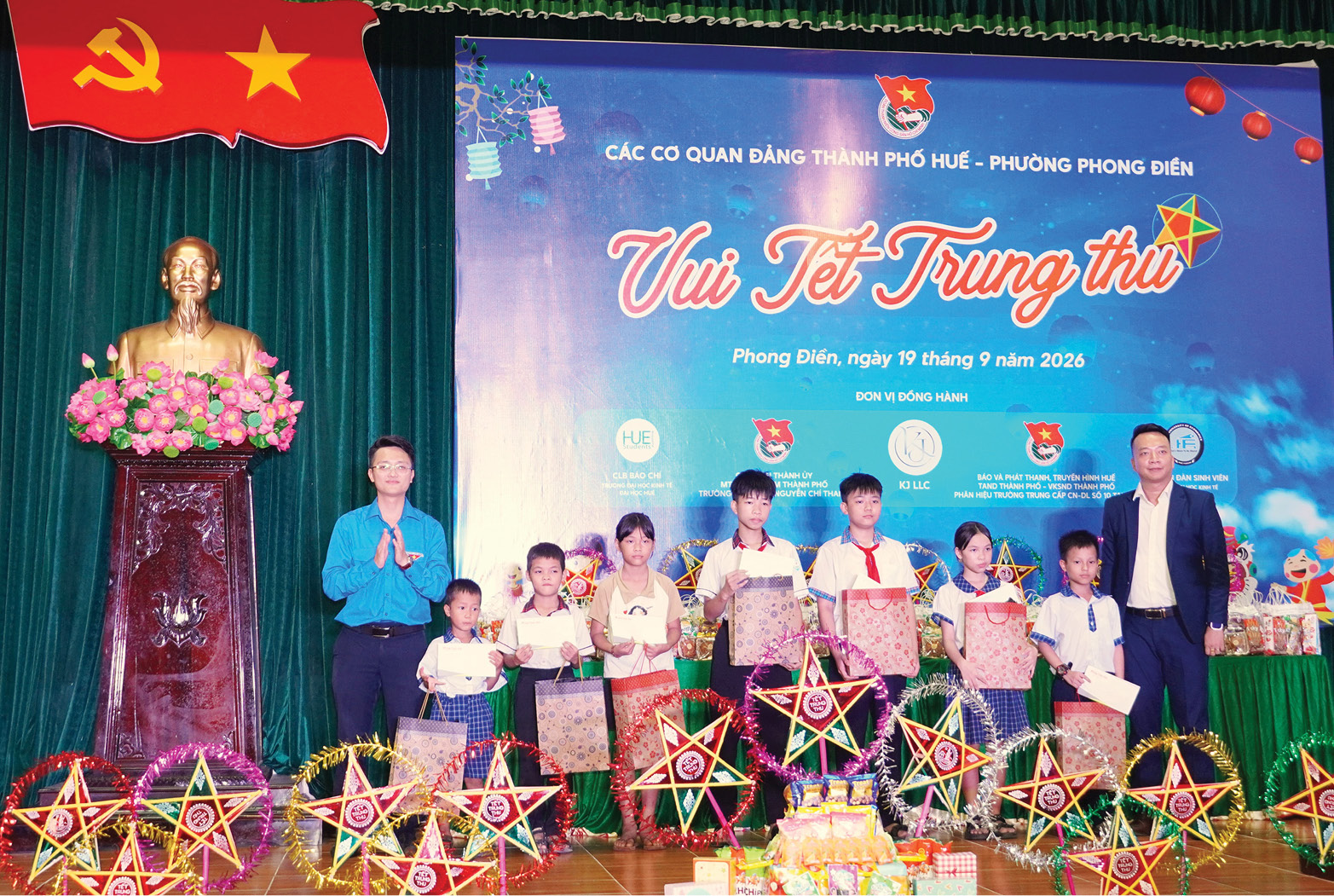 Mang trung thu đến với trẻ em khó khăn