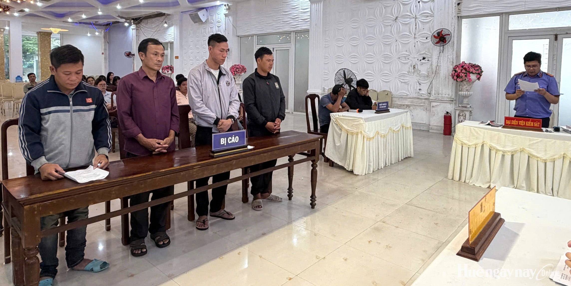 3 anh em lĩnh án tù vì dùng mái chèo rượt đuổi, đánh nhau giữa mùa lũ