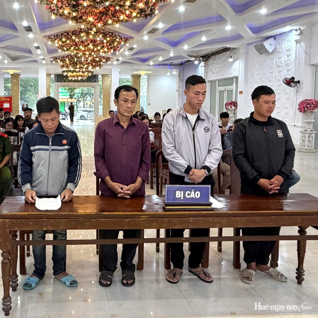 3 anh em lĩnh án tù vì dùng mái chèo rượt đuổi, đánh nhau giữa mùa lũ