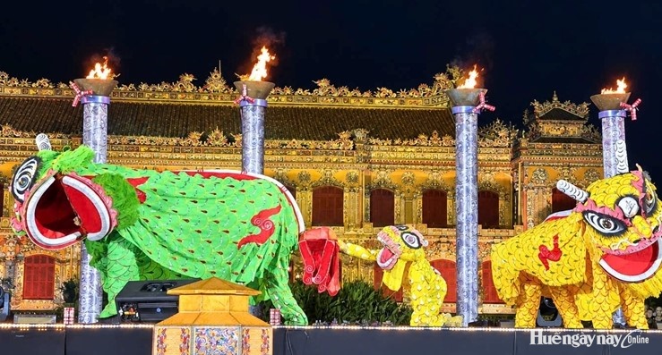 Điện Kiến Trung lung linh trong đêm rằm Trung thu