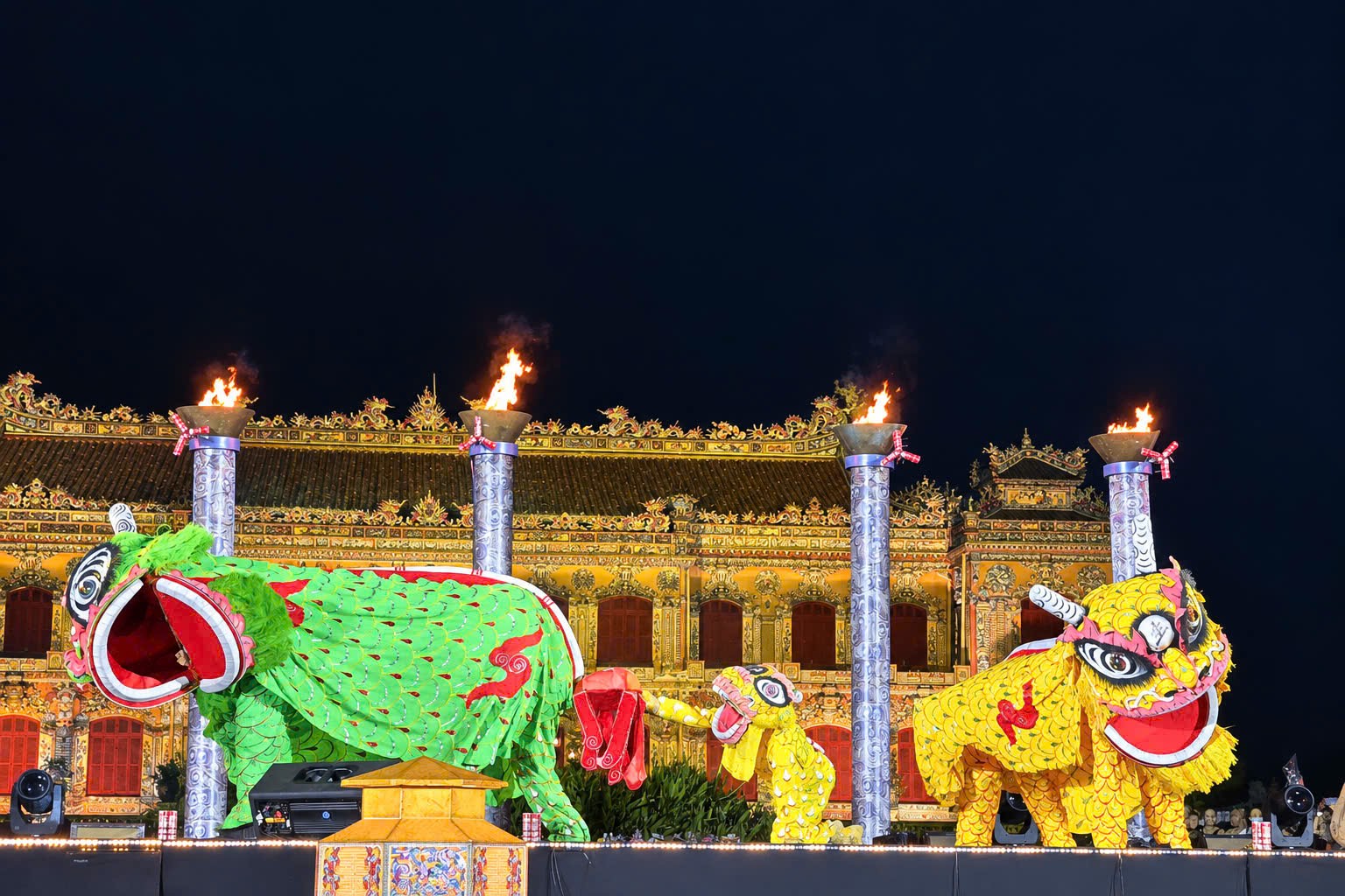 Điện Kiến Trung lung linh trong đêm rằm Trung thu
