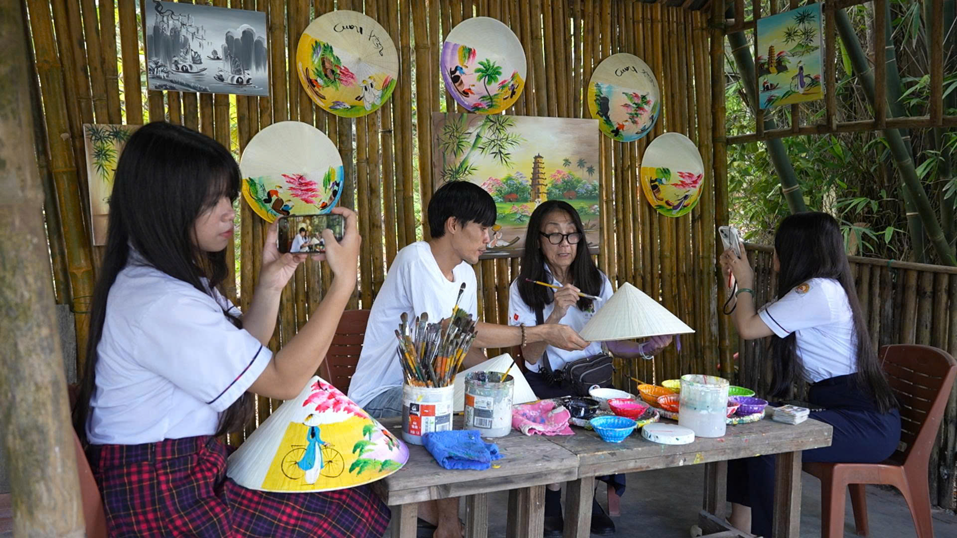 Người Nhật học vẽ nón lá