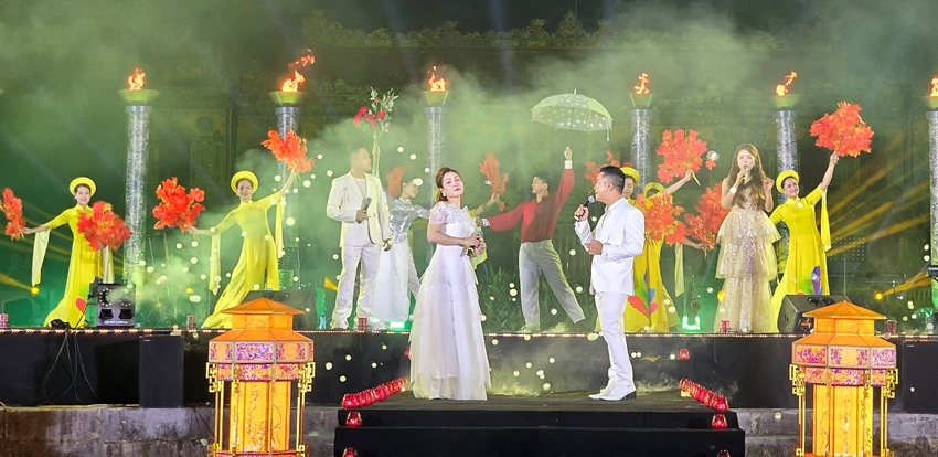 Kể câu chuyện âm nhạc “Nhìn những mùa thu đi” giữa Hoàng cung Huế